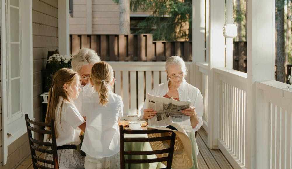 Grands parents avec leurs petits enfants sur leur terrasse