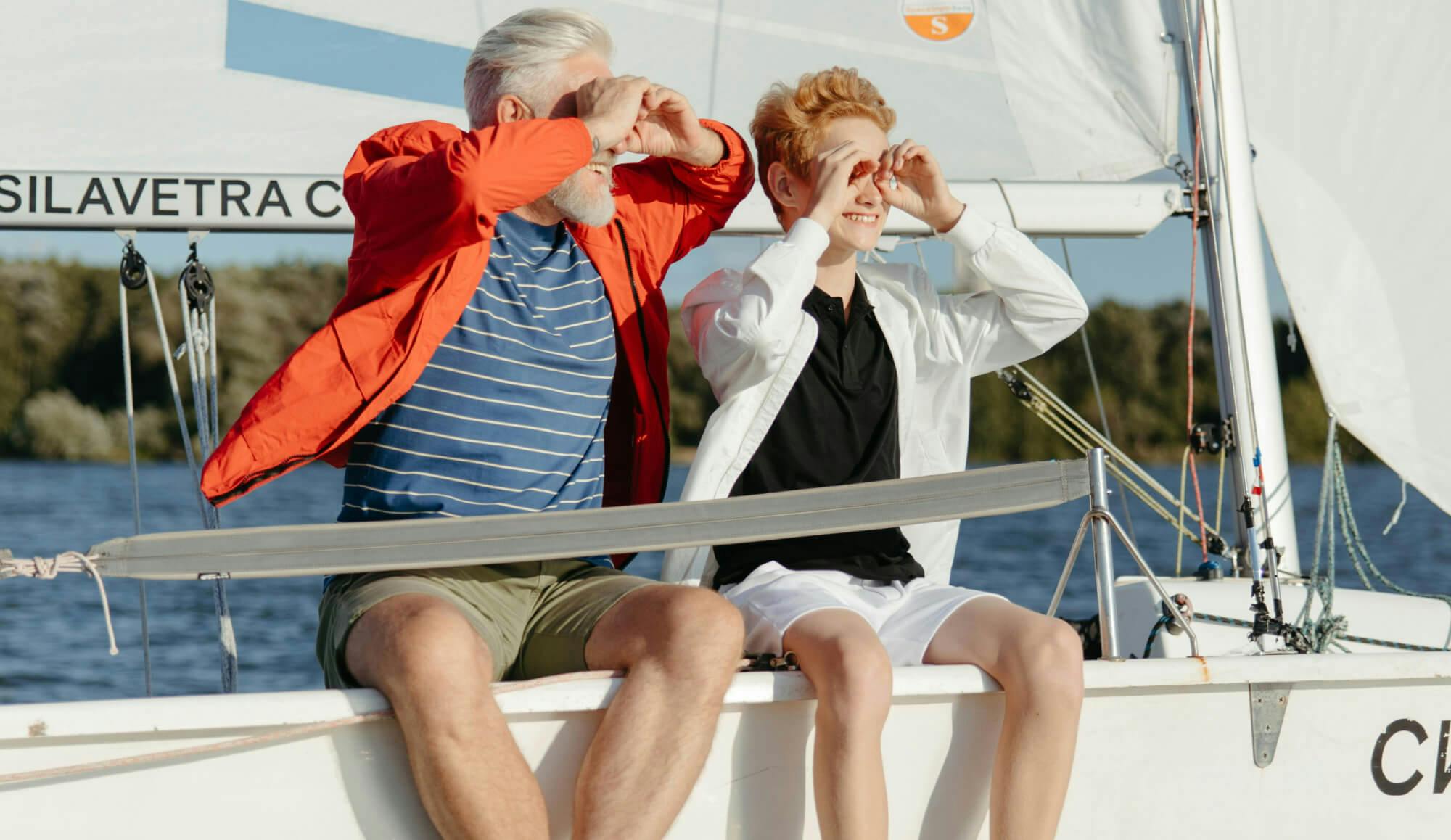 retraité et son petit-fils sur un bateau