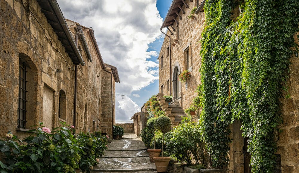 Rue de maisons en pierres