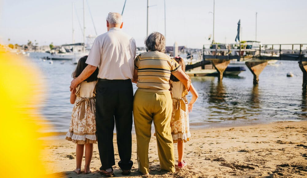 Grands-parents et petits-enfants au bord de mer