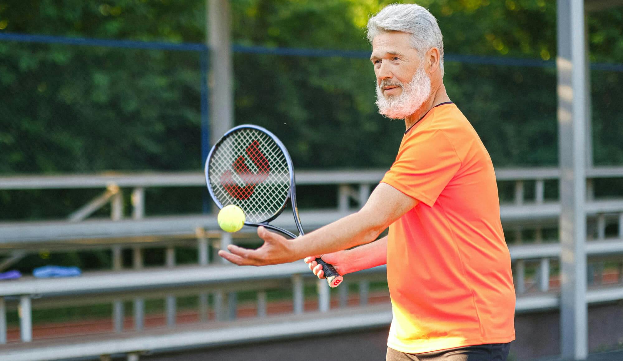 Homme de 60 ans faisant du tennis