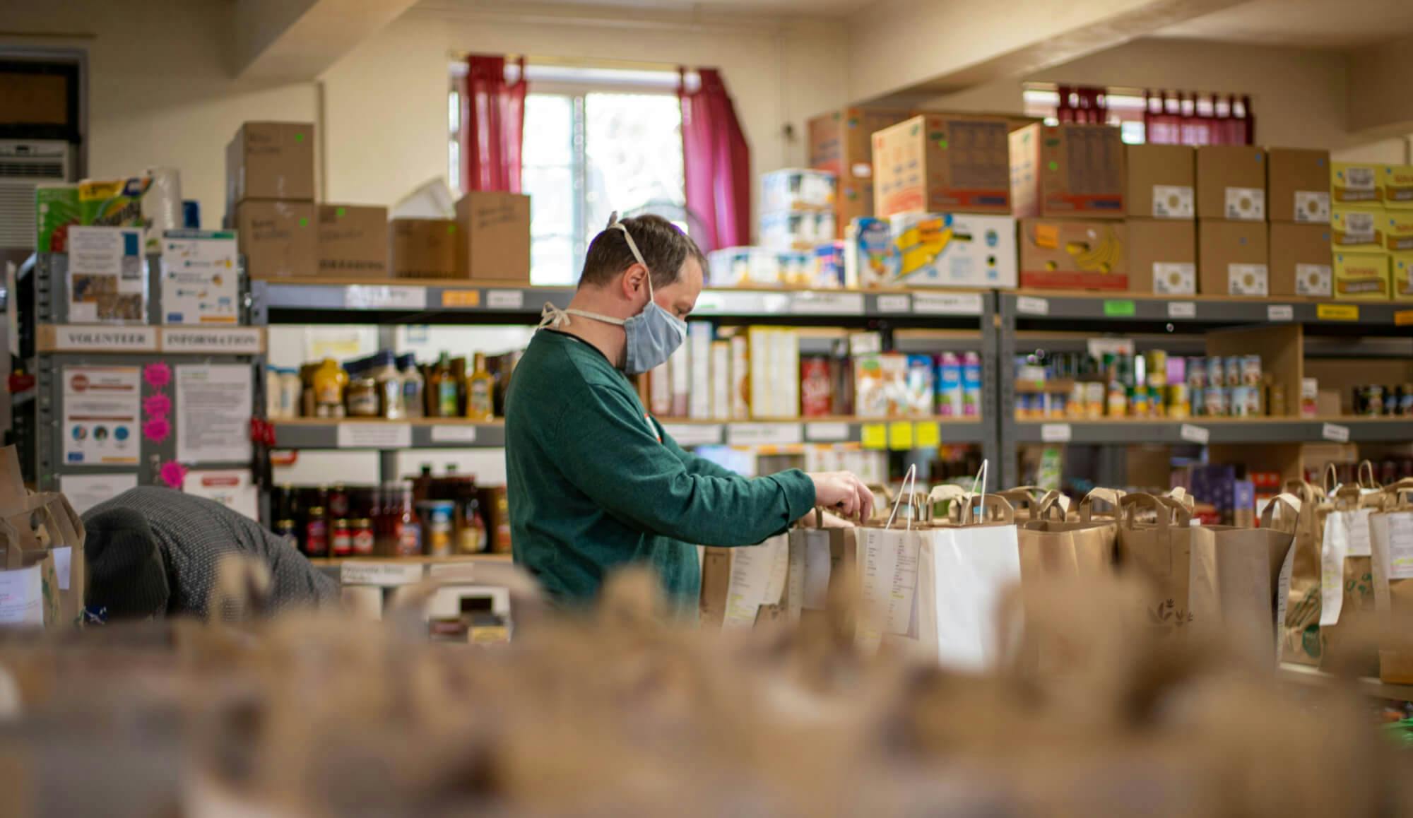 Homme travaillant dans une banque alimentaire