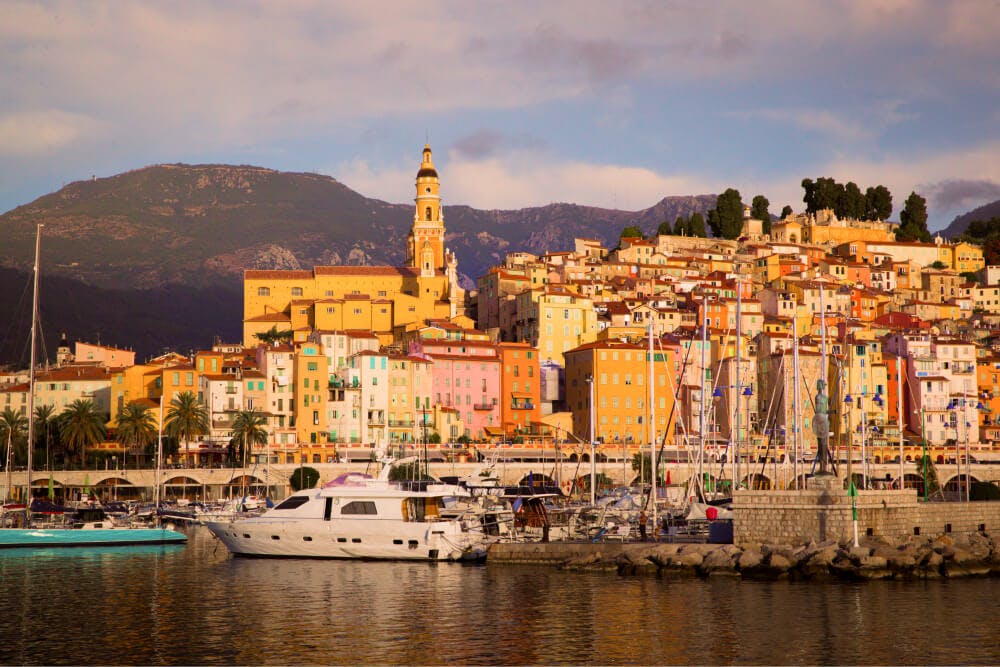 Vue sur le port de Menton