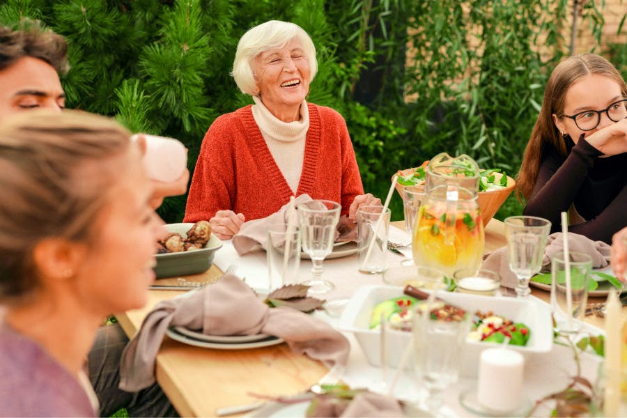 femme âgée qui profite de la vie en famille