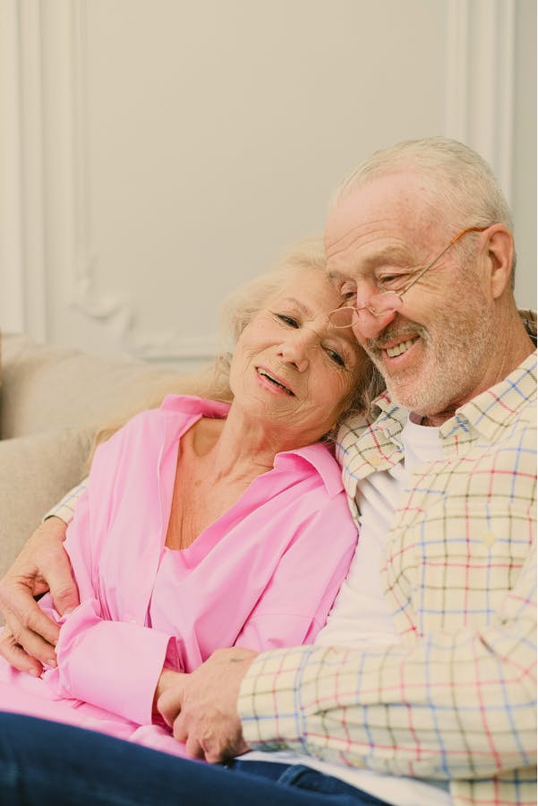 Couple âgé serein prêt viager hypothécaire
