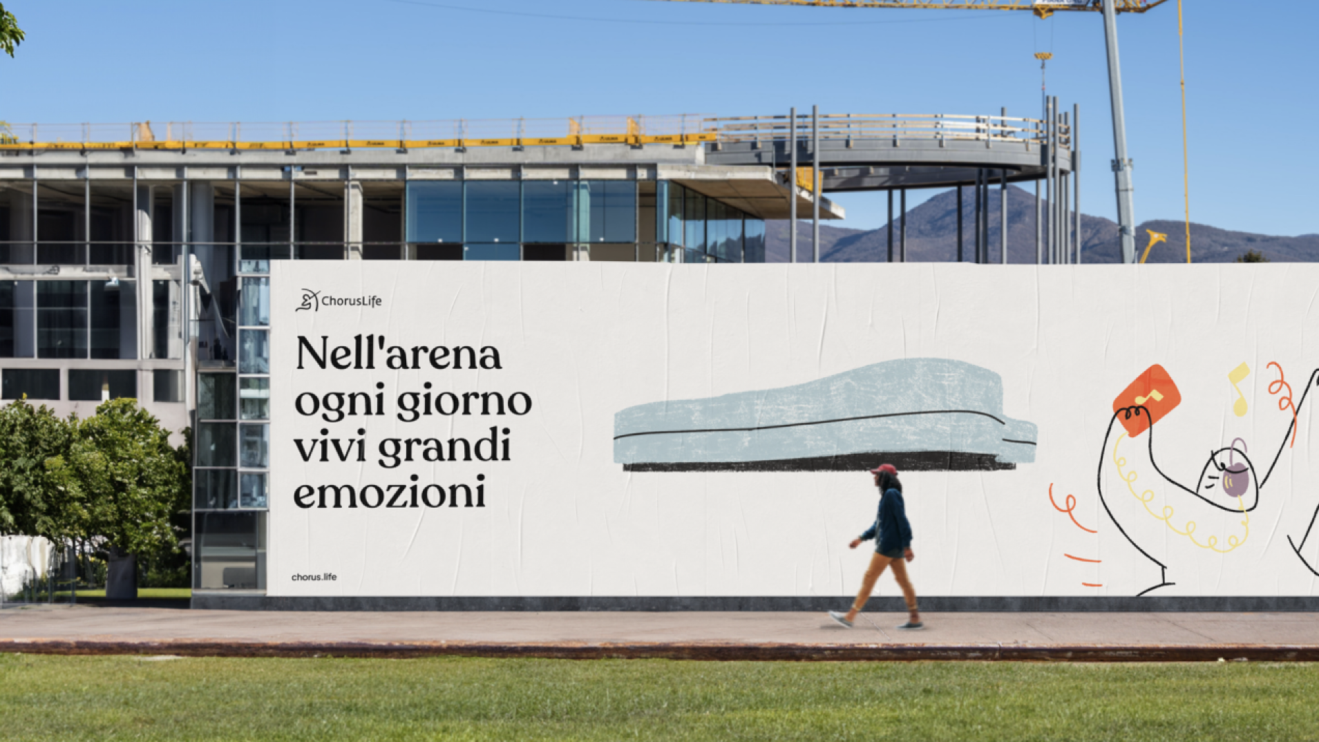 Cartellone ChorusLife con il testo "Nell'arena ogni giorno vivi grandi emozioni" davanti a un cantiere.