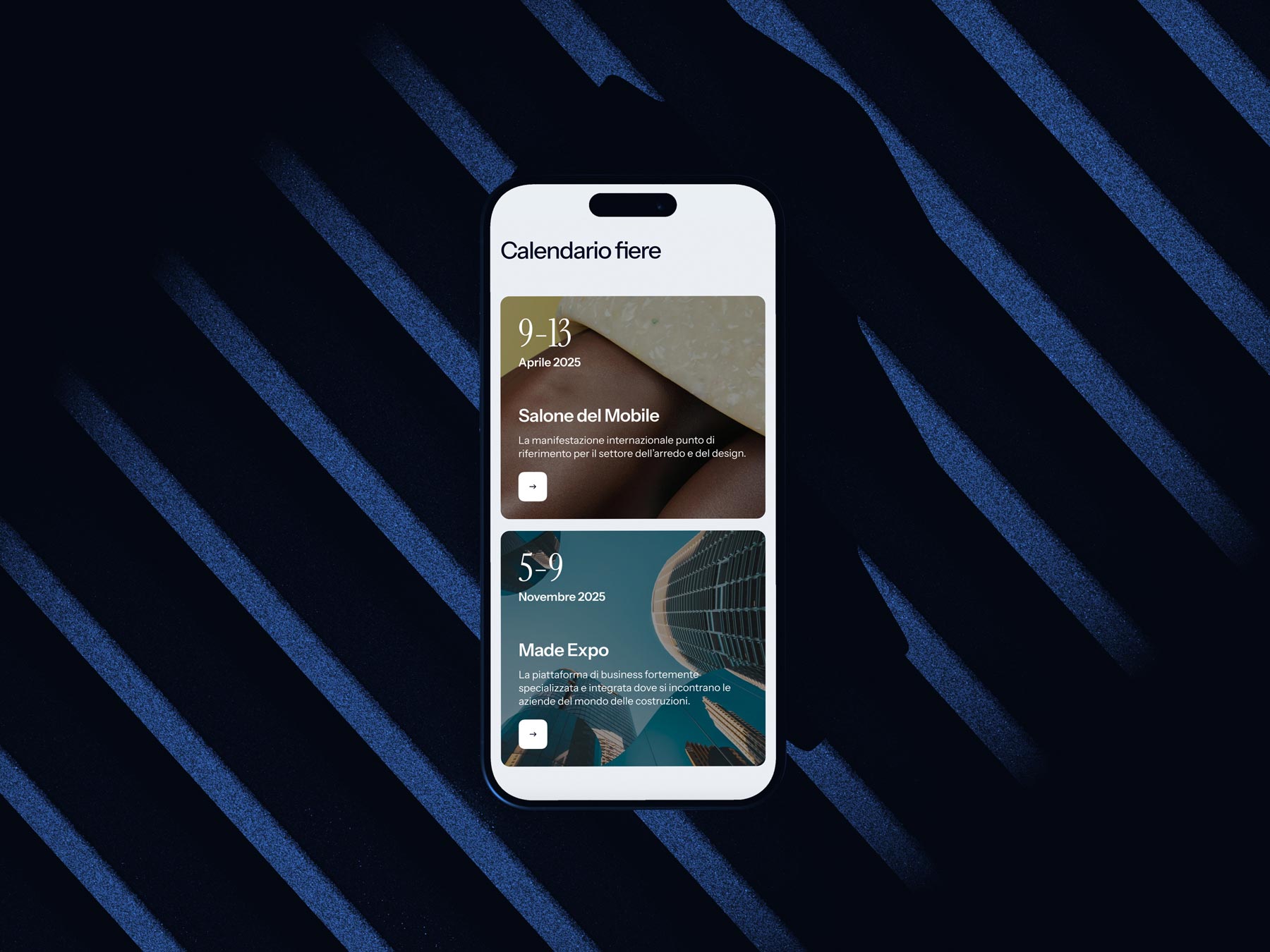 Mockup di smartphone con schermata 'Calendario fiere', che mostra gli eventi Salone del Mobile e Made Expo 2025, su background scuro a onde blu. L’immagine comunica digitalizzazione, innovazione e organizzazione delle fiere nel settore legno-arredo