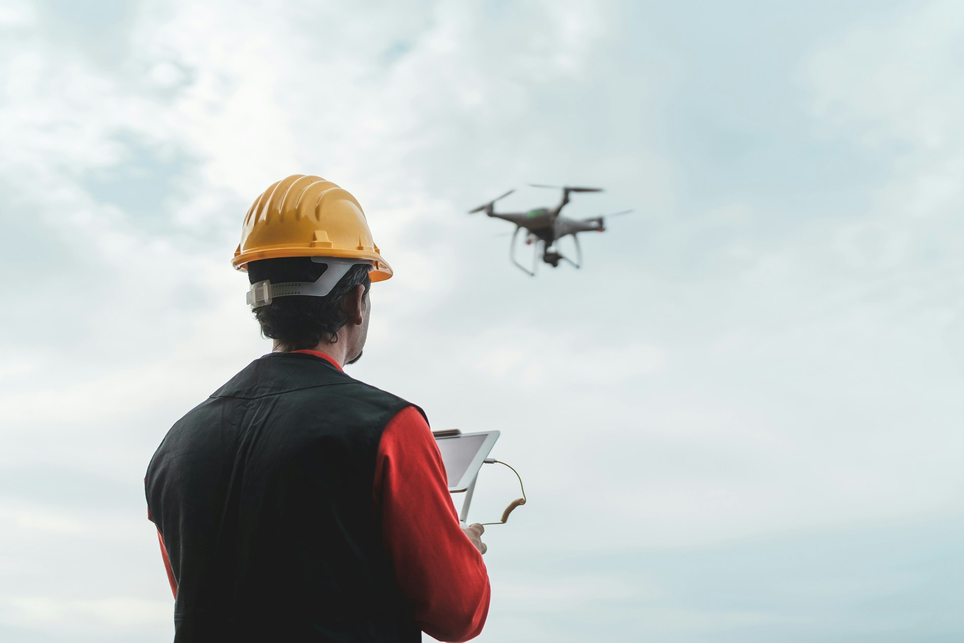 Lavoratore utilizza un drone per la verifica dell’infrastruttura 