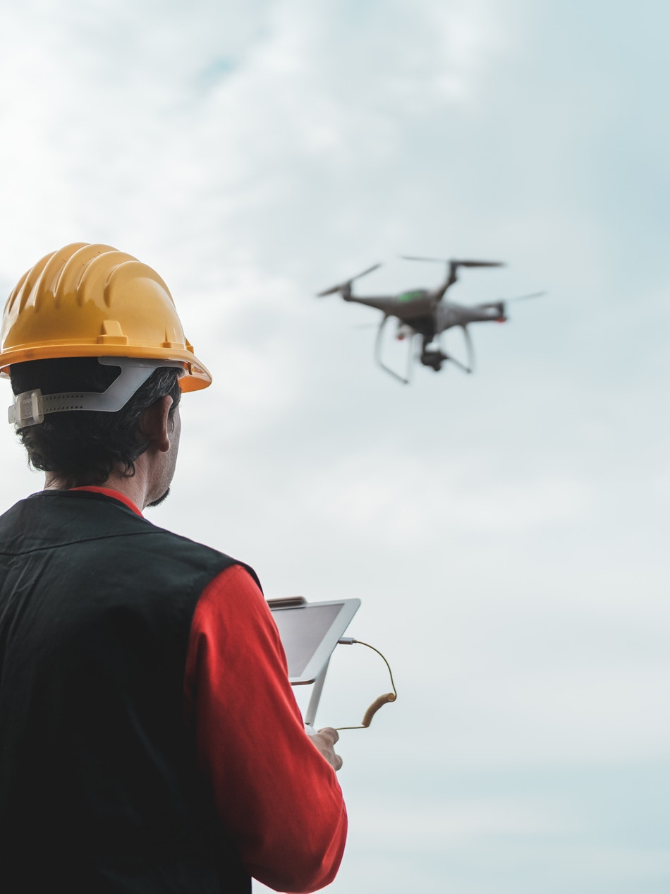 Lavoratore utilizza un drone per la verifica dell’infrastruttura