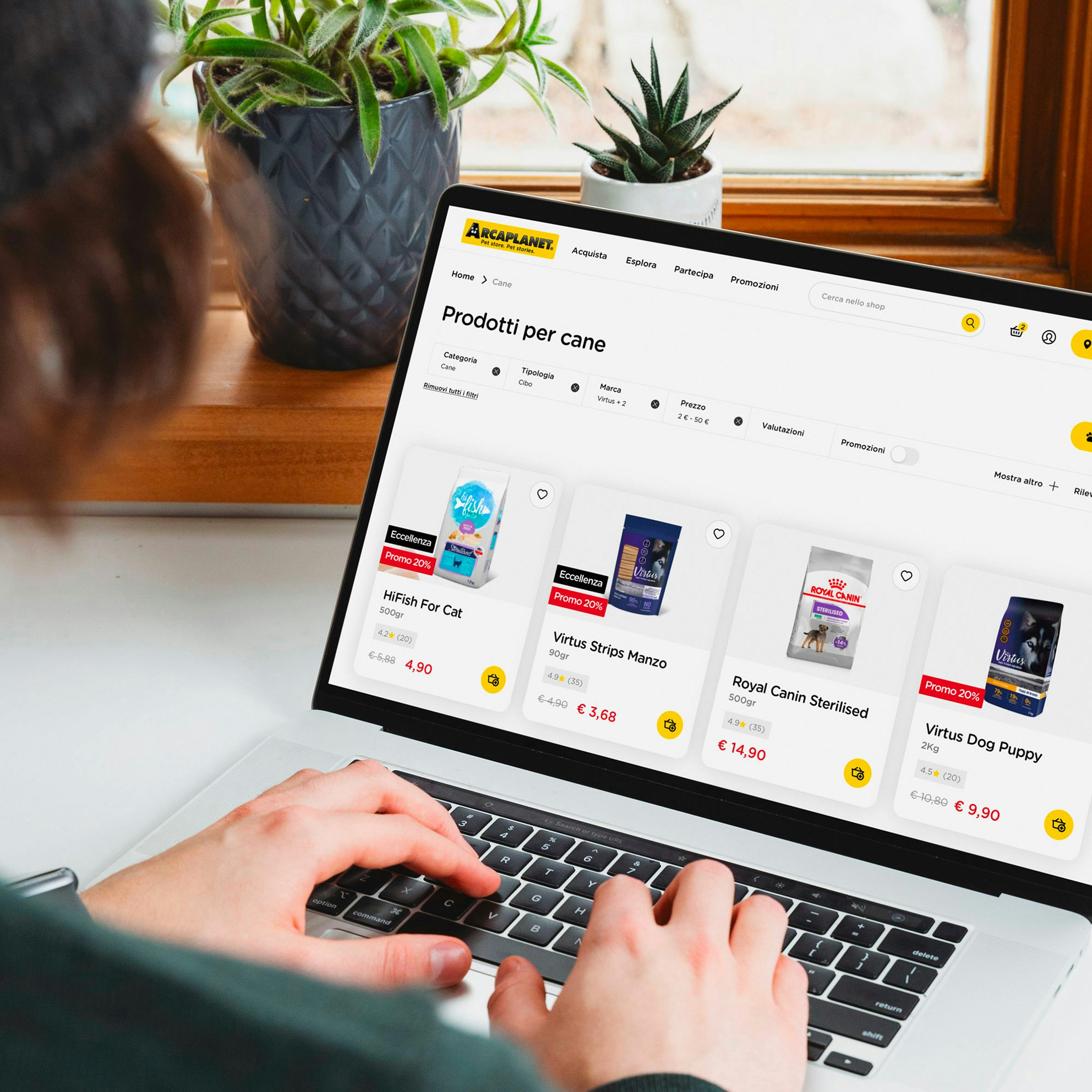 Visualizzazione da laptop dell'offerta Arcaplanet e categorizzazione dei prodotti per mostrare all’utente una navigazione semplice e ottimizzata