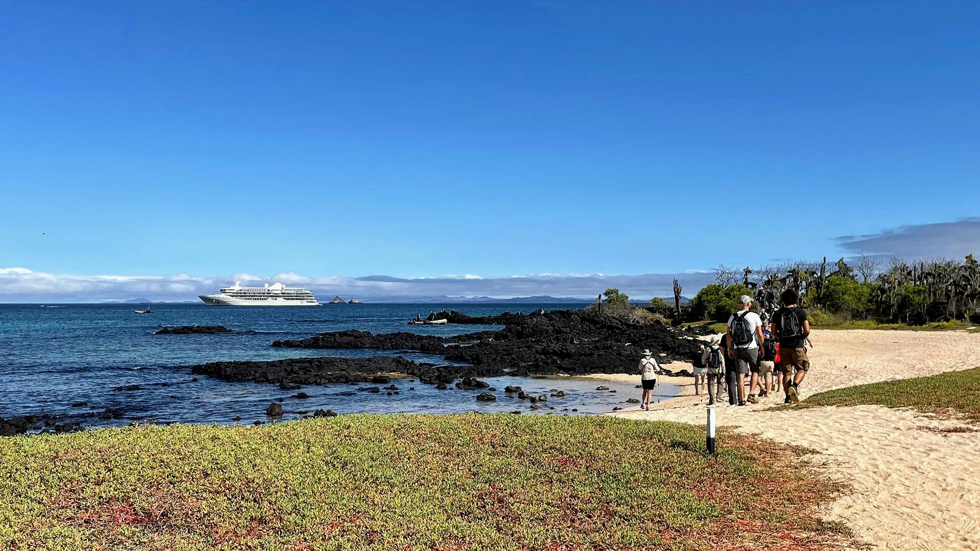 Sketchin - Case - Silversea Silver Origin Galapagos Islands - vista panoramica, persone che camminano sulla spiaggia, nave da crociera Silver Origin sullo sfondo