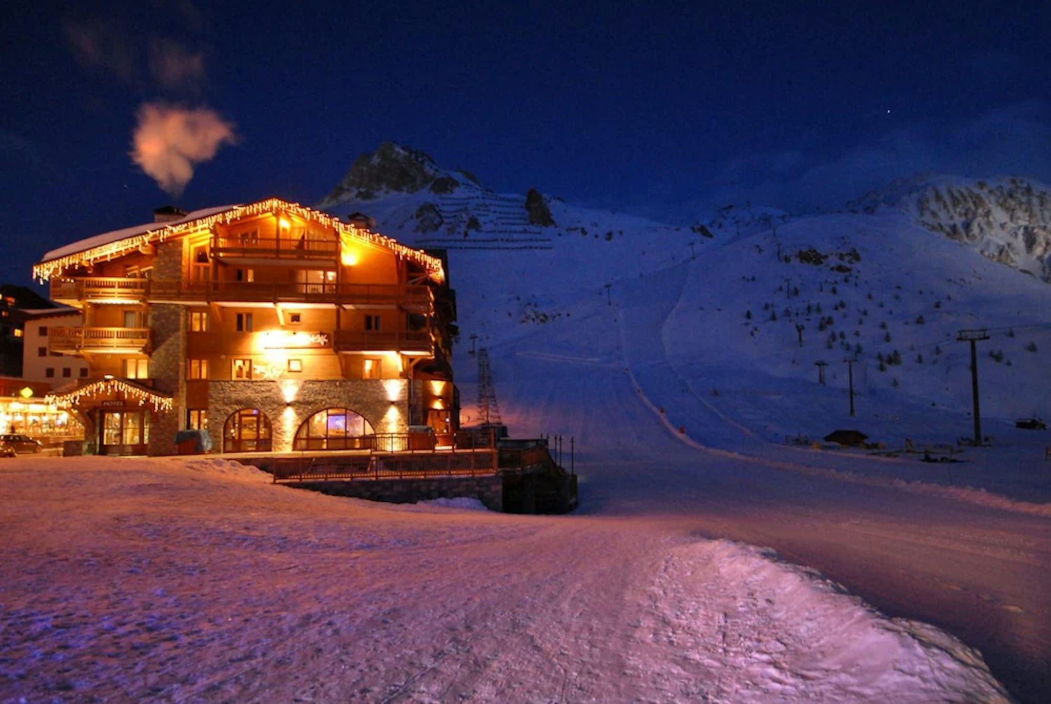 Exterior of Hôtel Le Levanna in winter