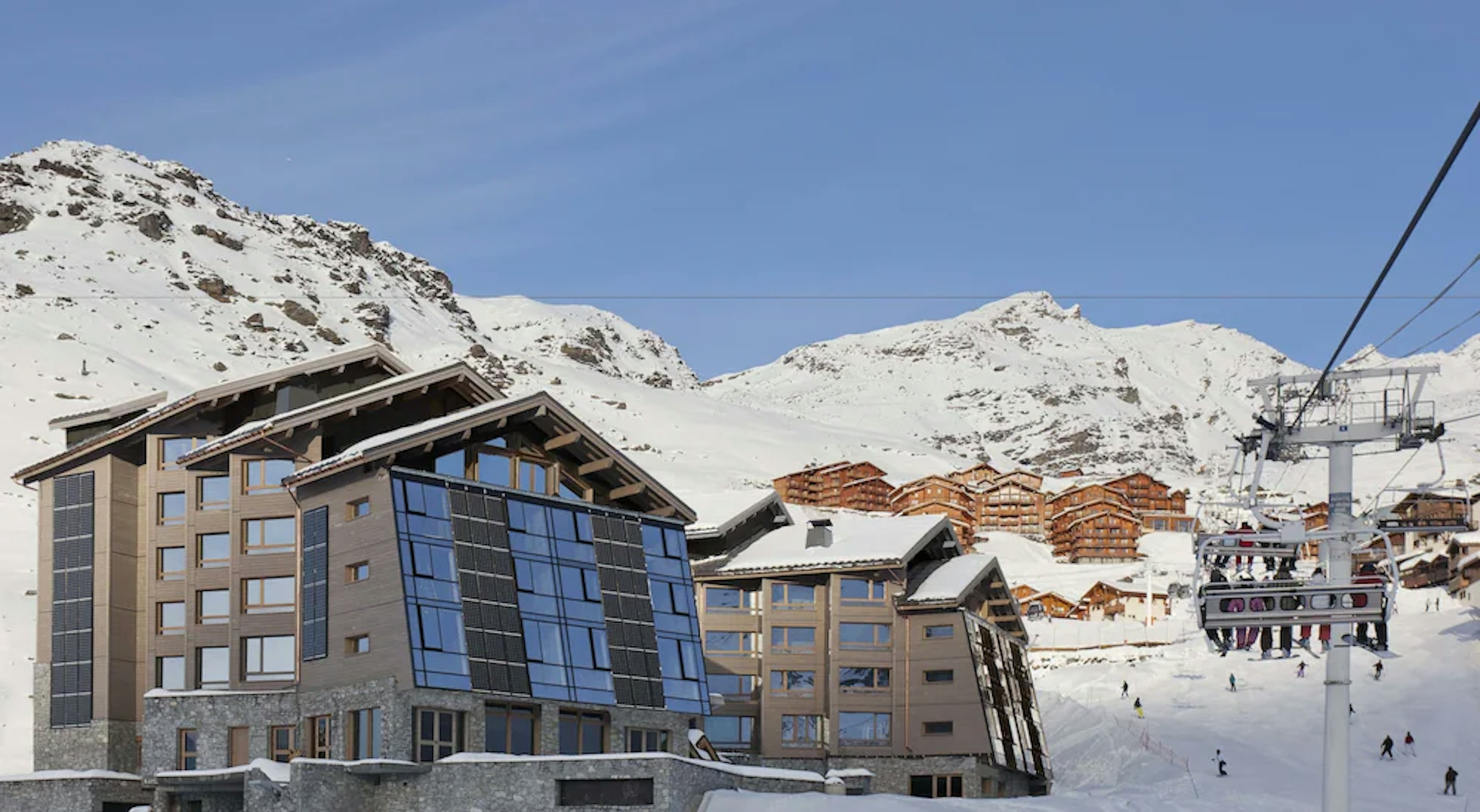 Exterior of Altapura Hôtel & Spa in winter