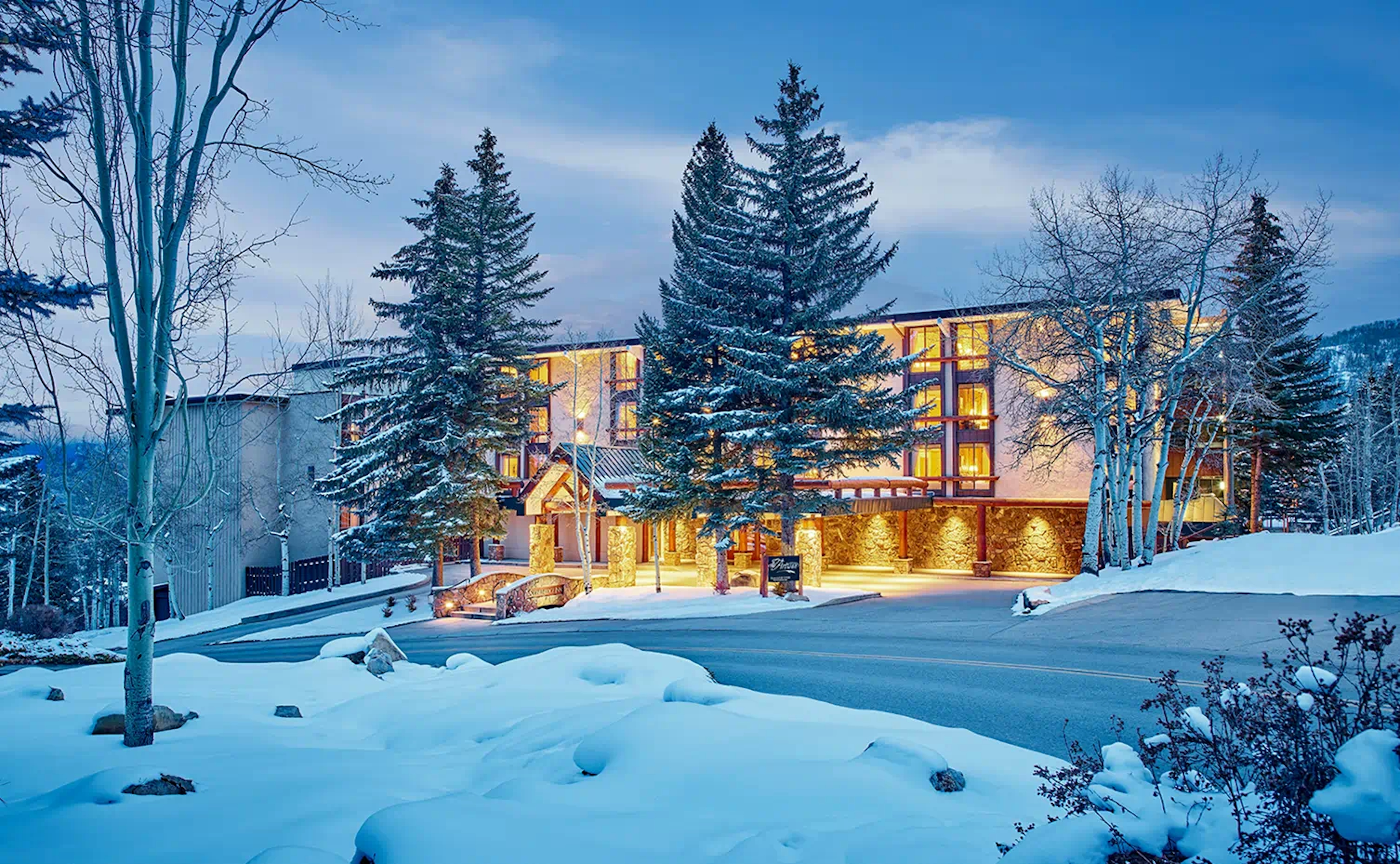 Overlook of the hotel Stonebridge Inn in the winter