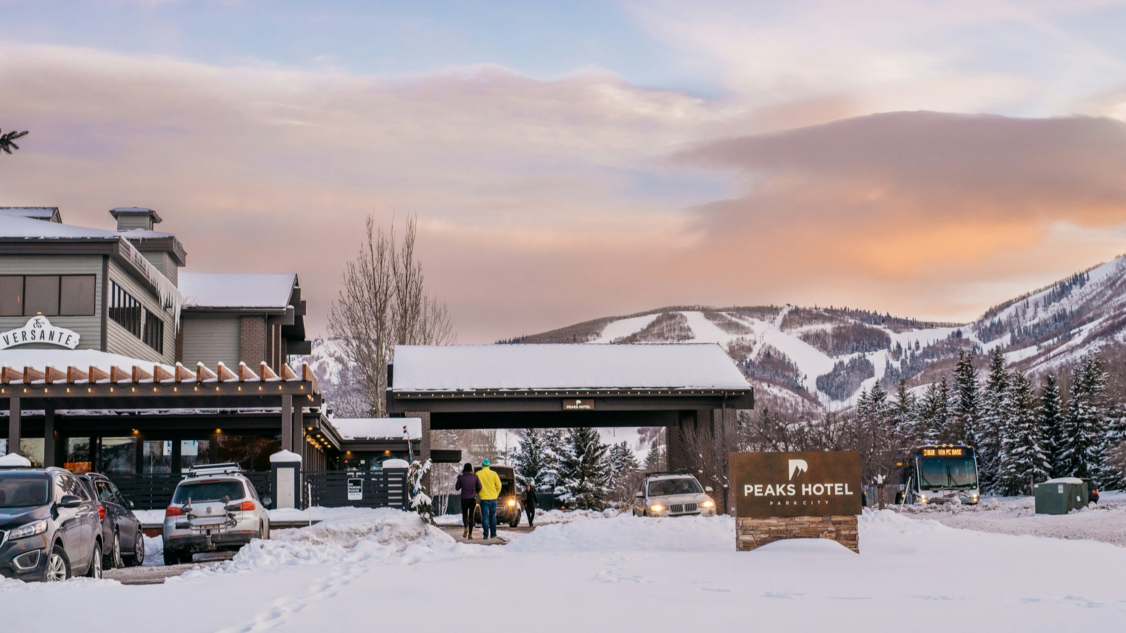 Exterior of Park City Peaks Hotel in the winter