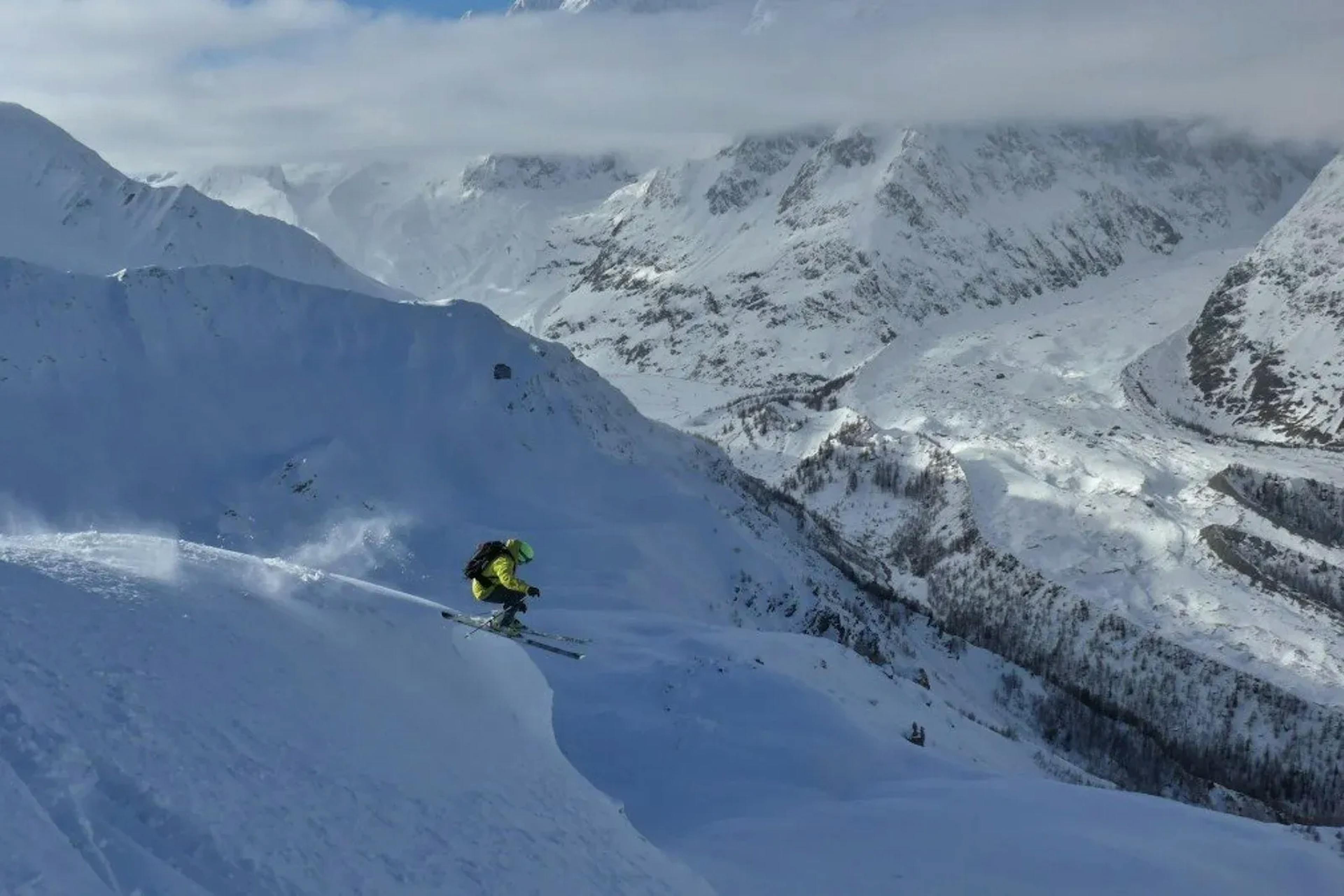 Skiing under the Youla cable car in Courmayeur