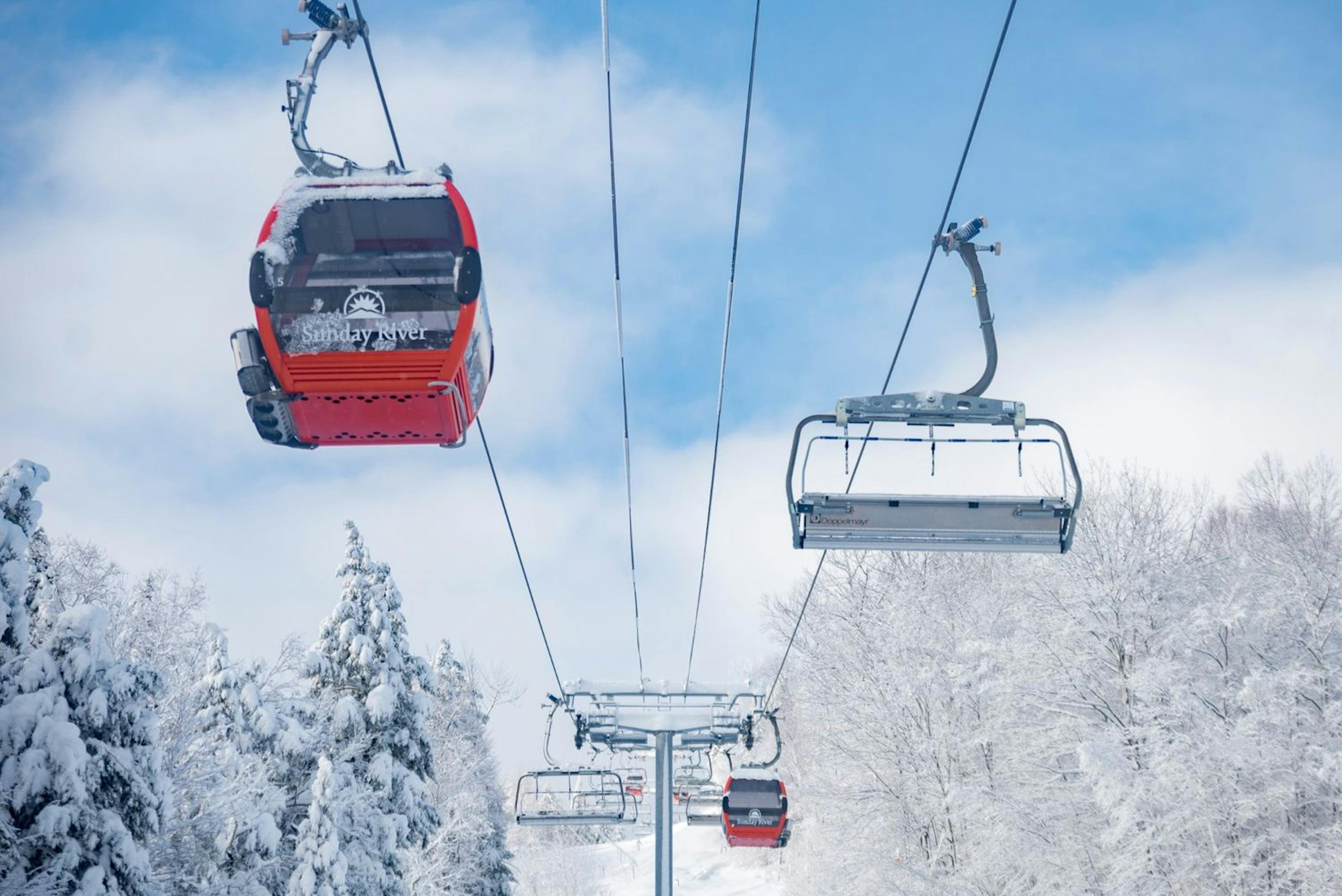  A ski lift carries people up a snowy mountain, showcasing the beautiful winter scenery.