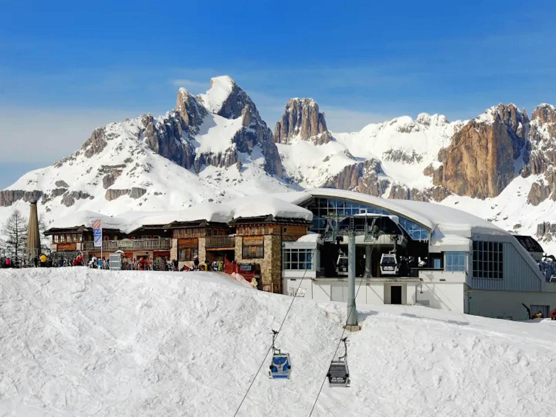 The gondola running in the Dolomites