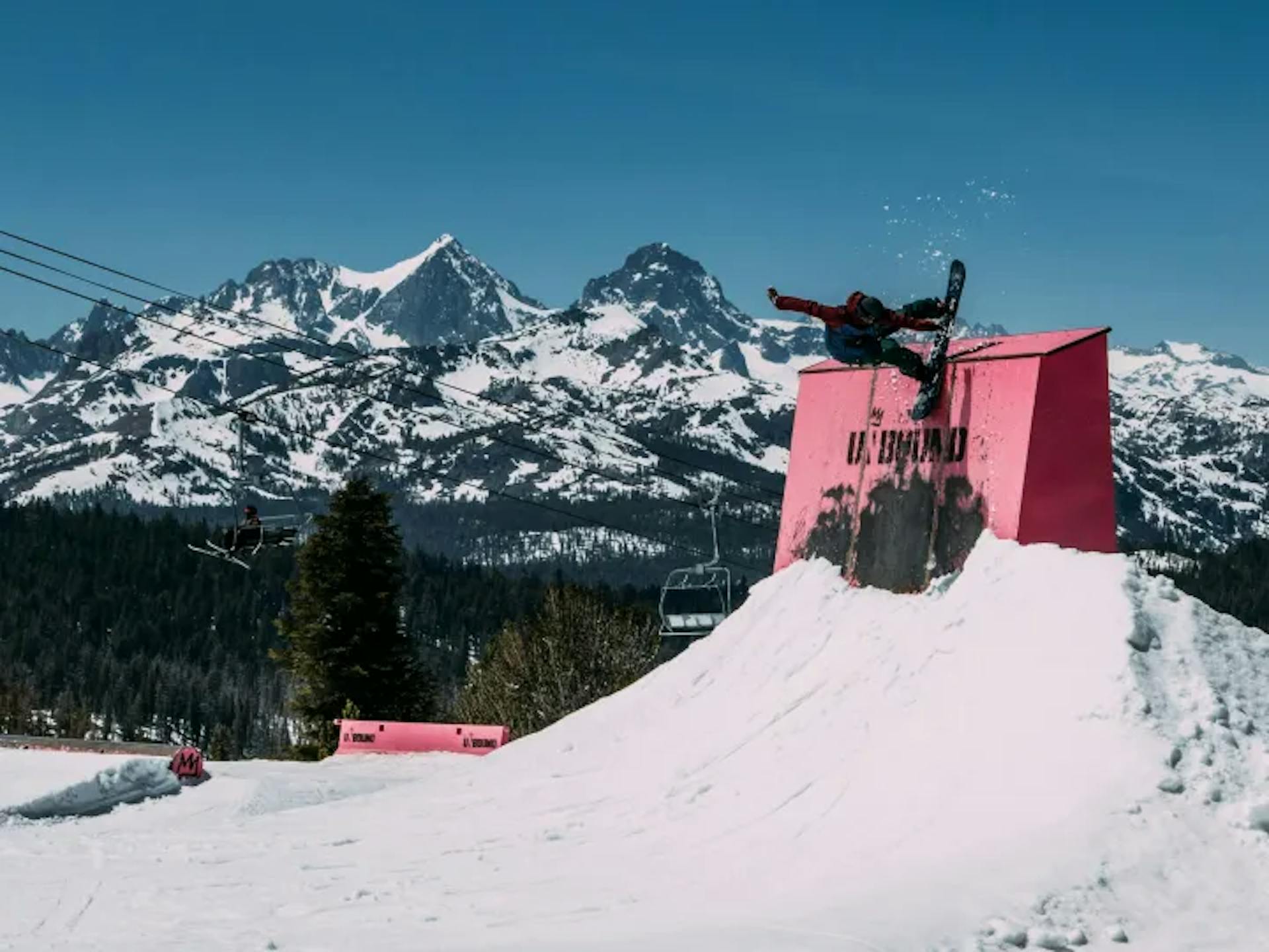 Snowboarder skiing the halfpipe