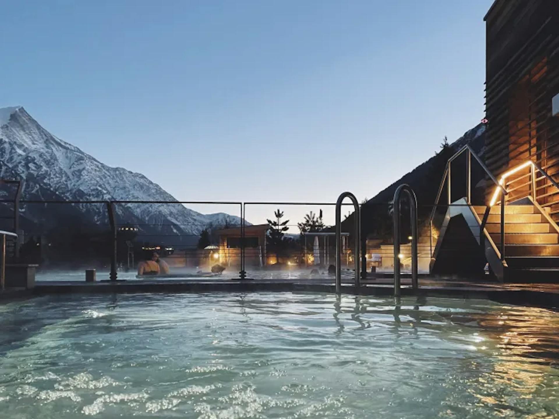 A jacuzzi running après-ski Ski.com Mountain Travel Expert