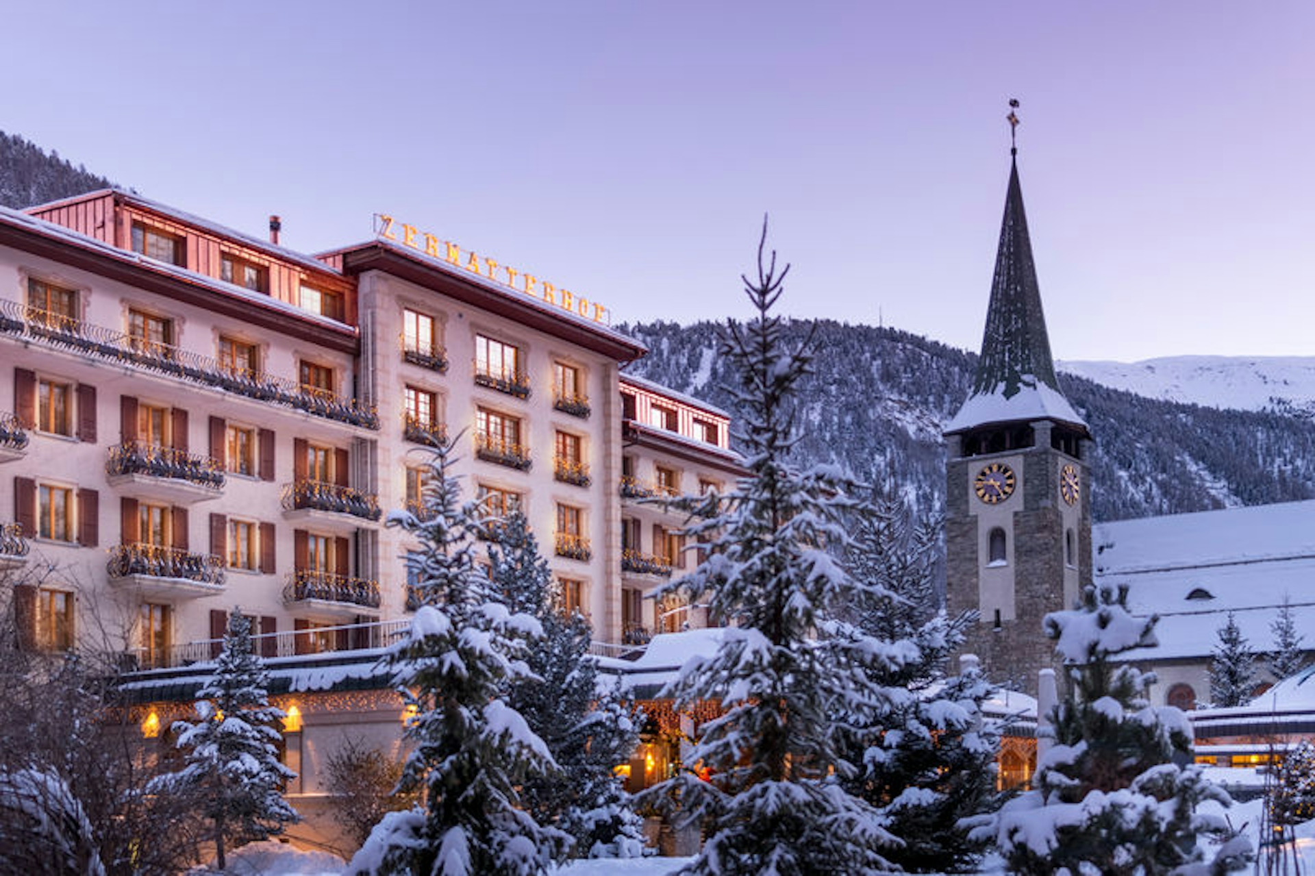 Exterior shot of Grand Hotel Zermatterhof in the winter