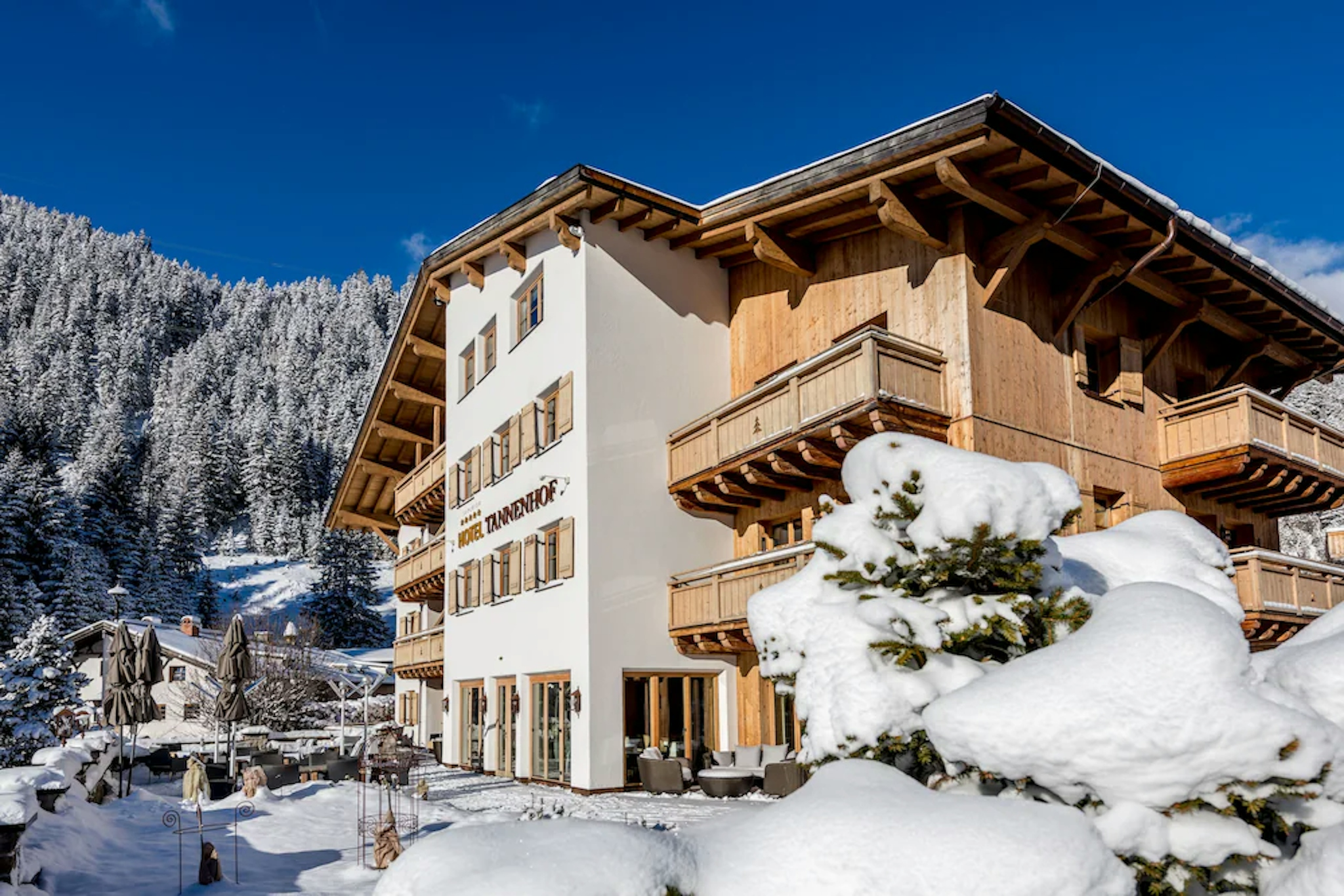 Exterior shot of Hotel Tannenhof in the winter