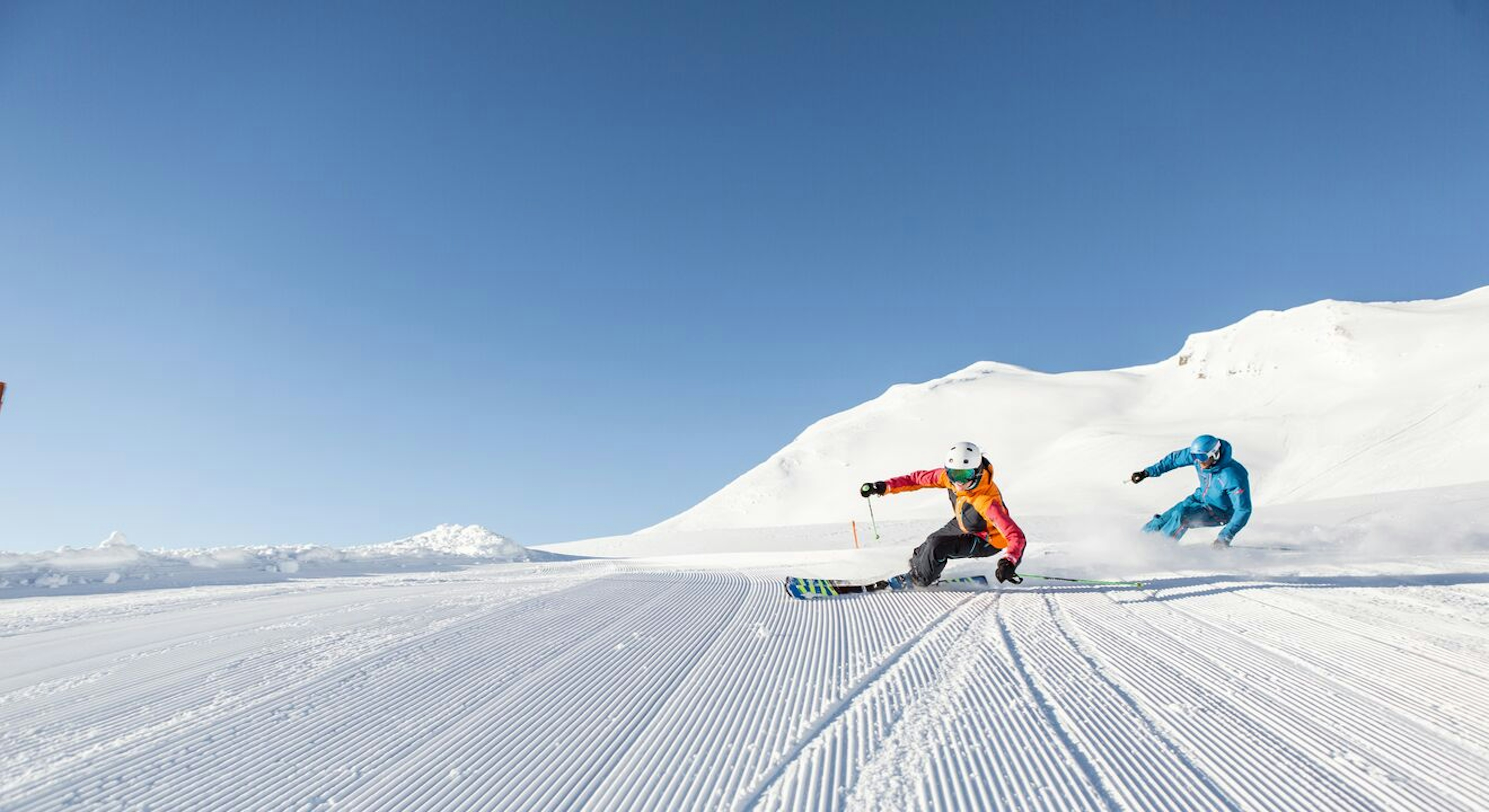 Two skiers skiing the slopes in Arosa Lenzerheide