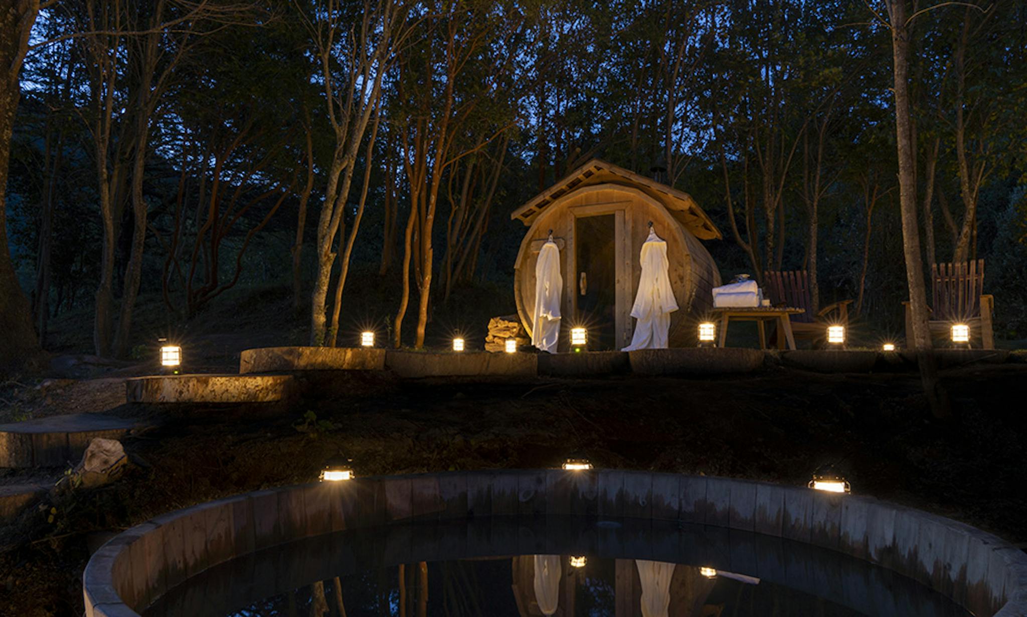 Hot tub at RIO PALENA LODGE