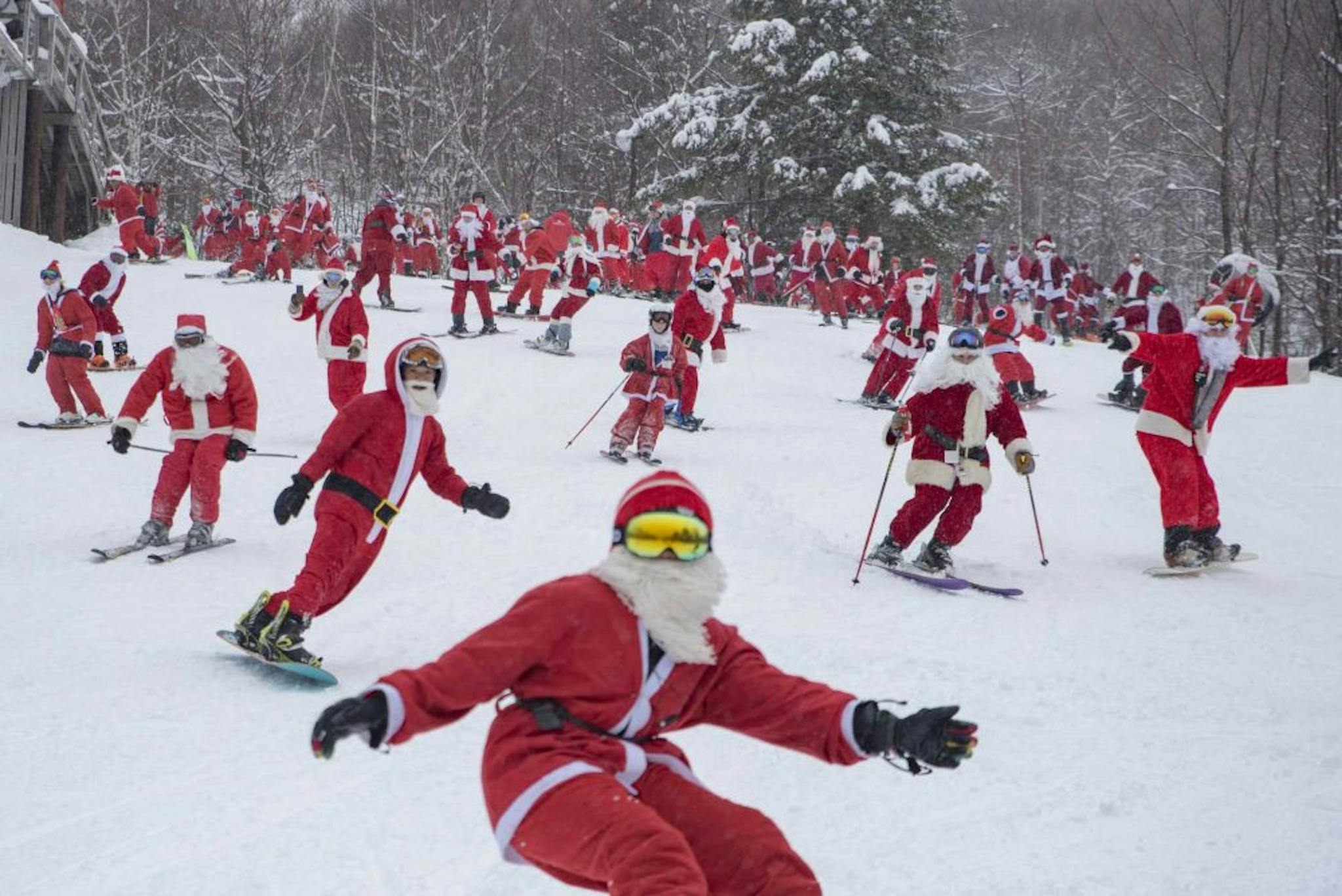 Skiing-Santas-1000x668.jpg