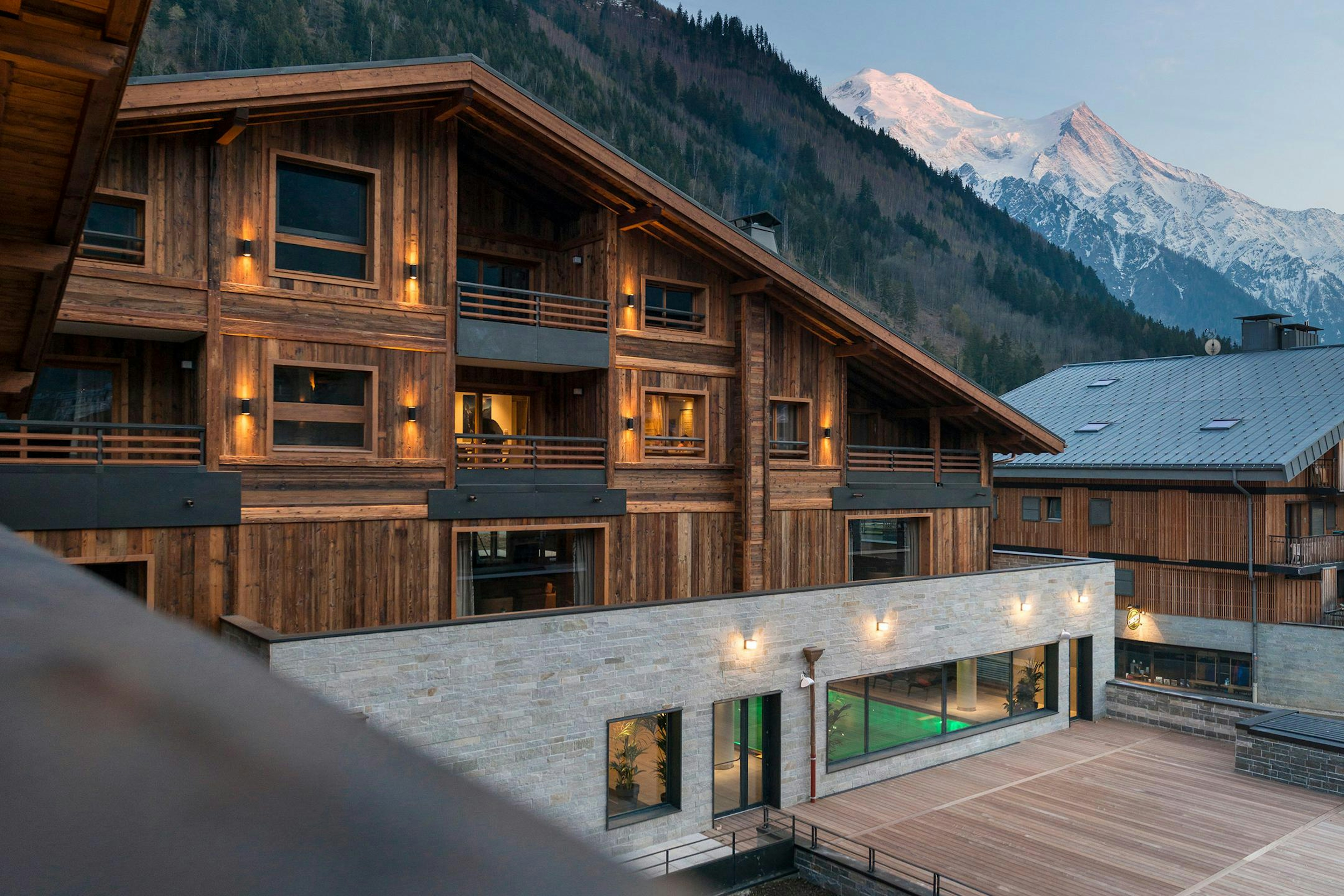 Exterior overlook of Le Cristal de Jade in the winter