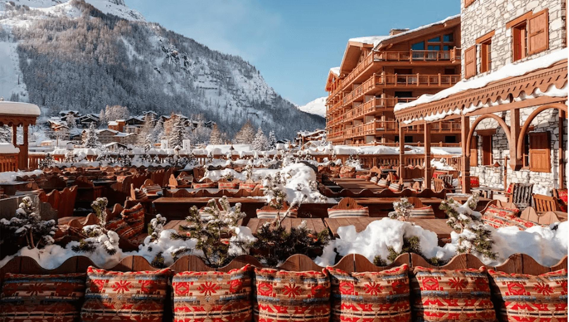 Aierelles Hotel and the panoramic view of the mountains. 