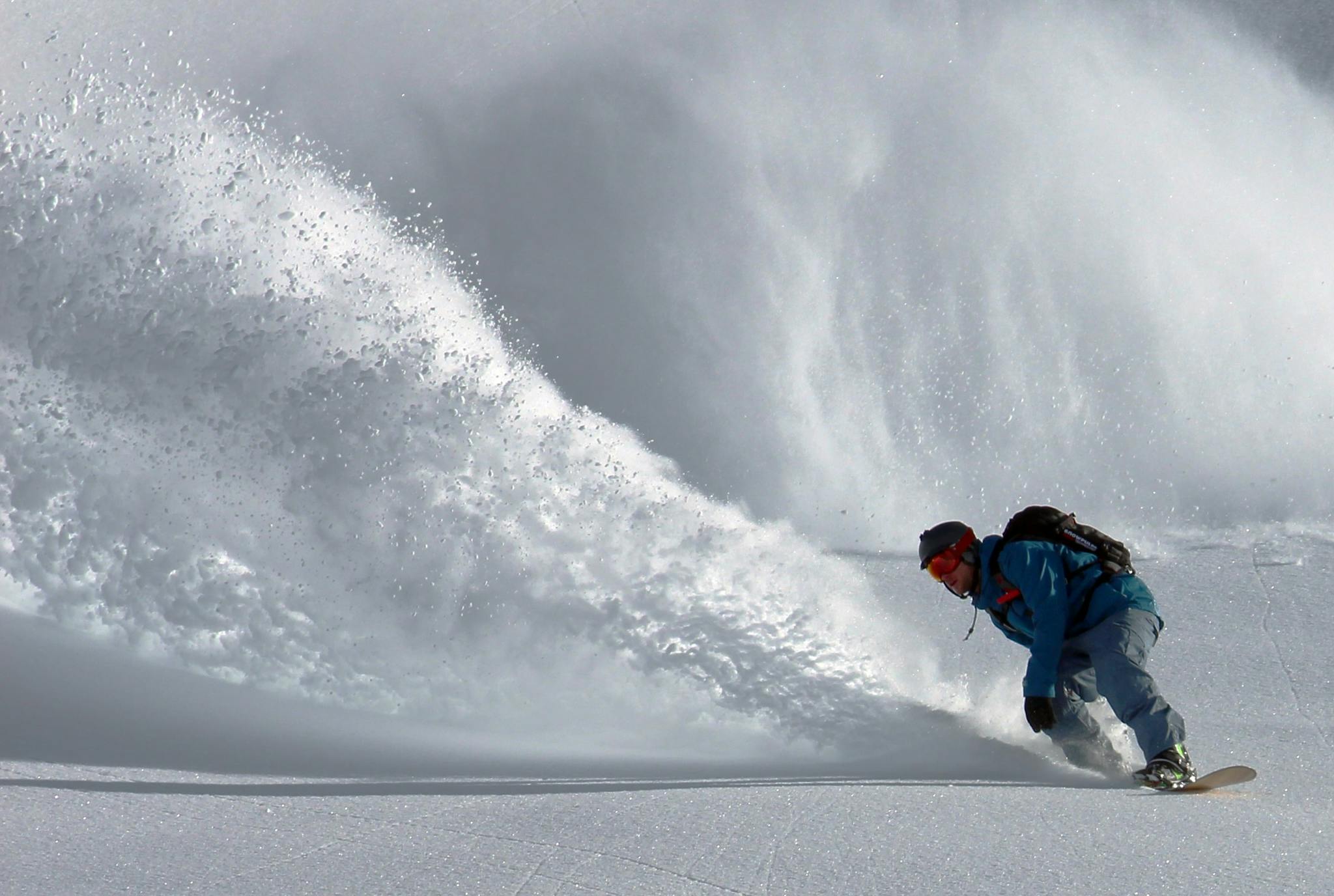 Snowboarding Japan in deep powder
