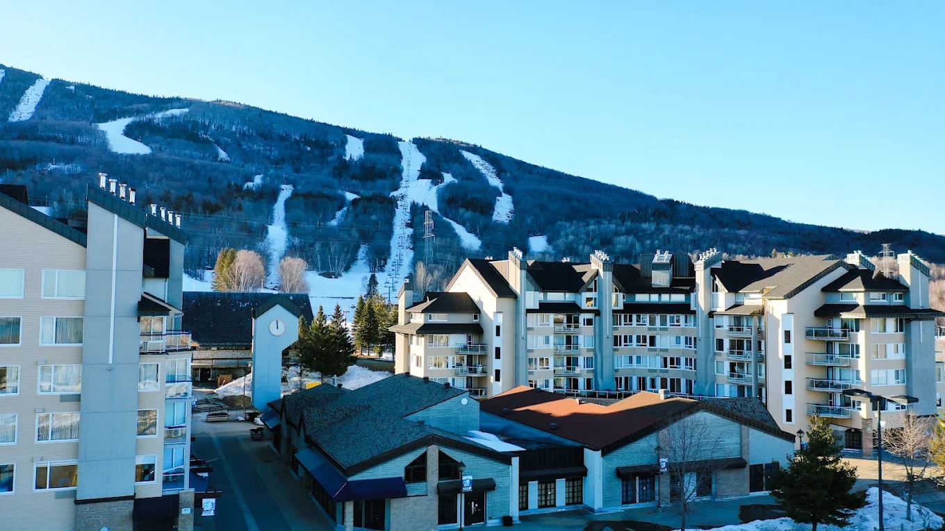 Exterior of Hébergement Mont-Sainte-Anne in winter