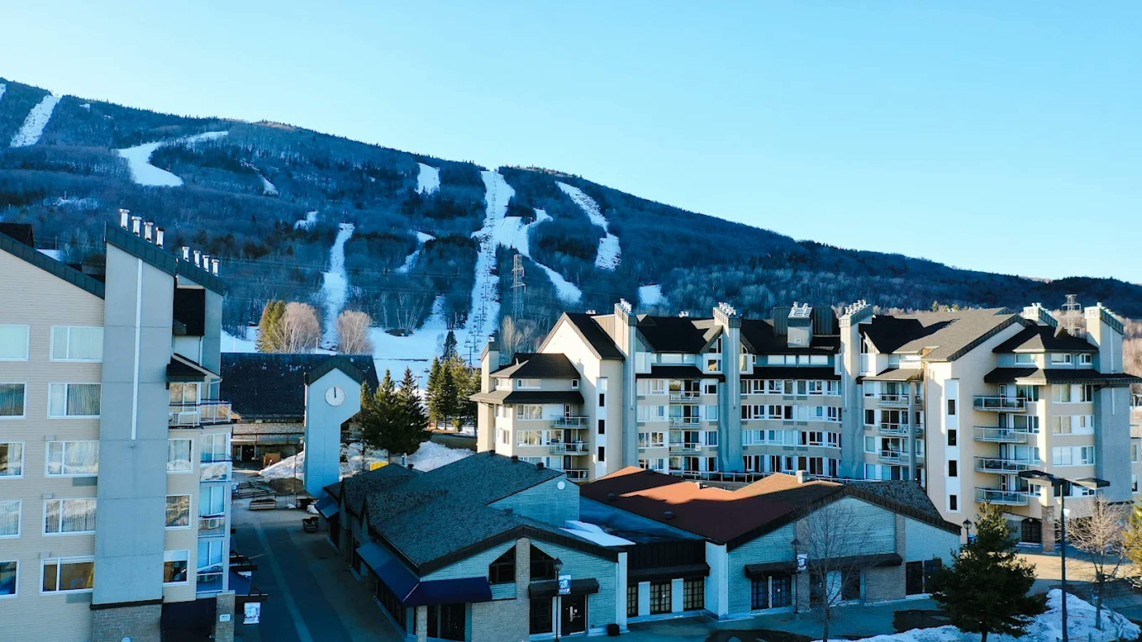 Exterior of Hébergement Mont-Sainte-Anne in winter