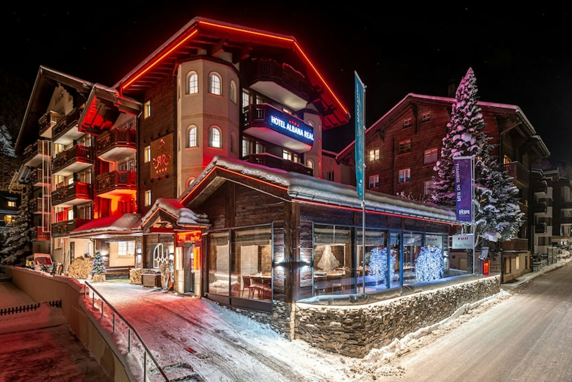 Exterior of Boutique Hotel Albana Real in winter