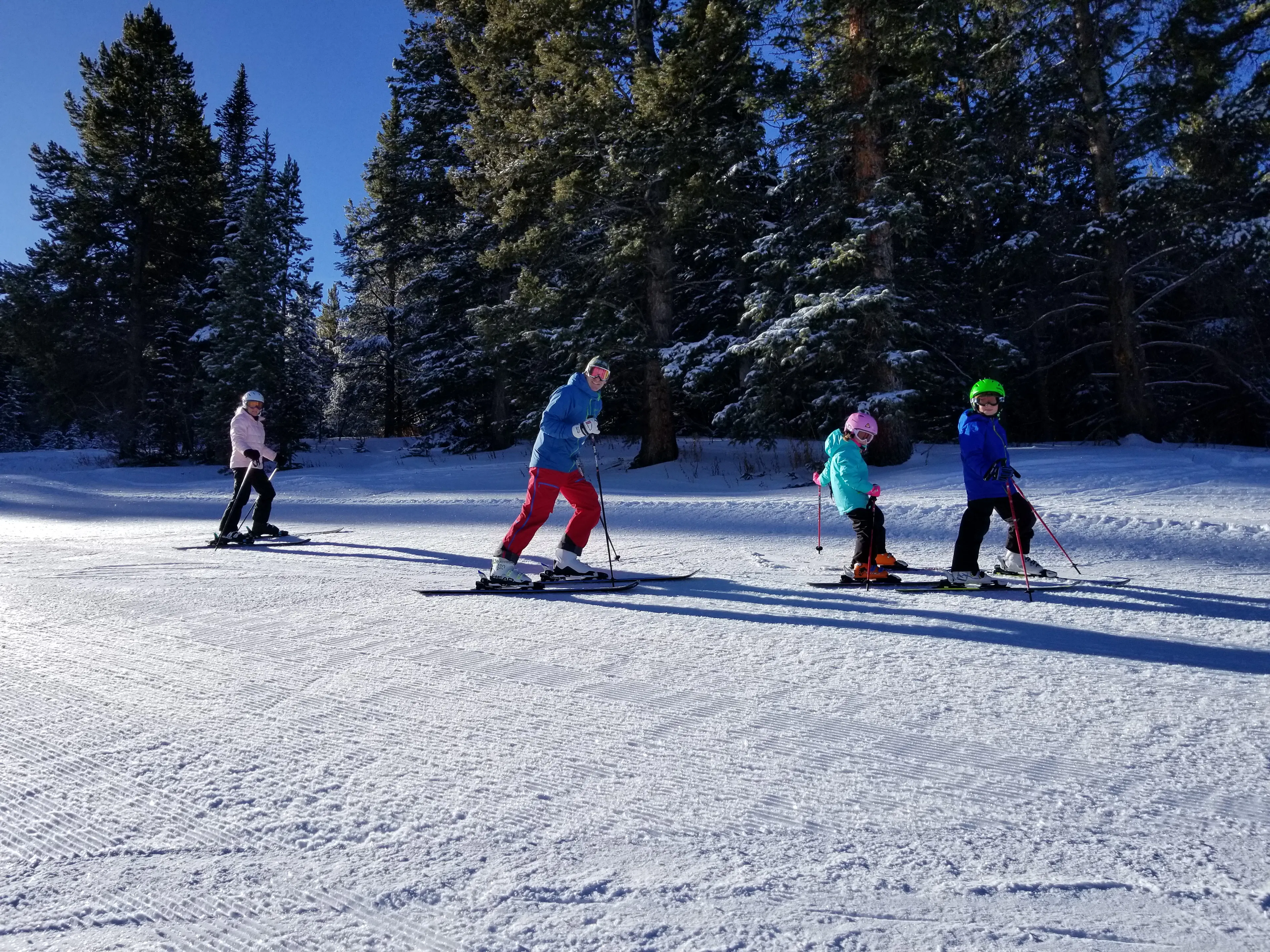 Kids skiing with instructor