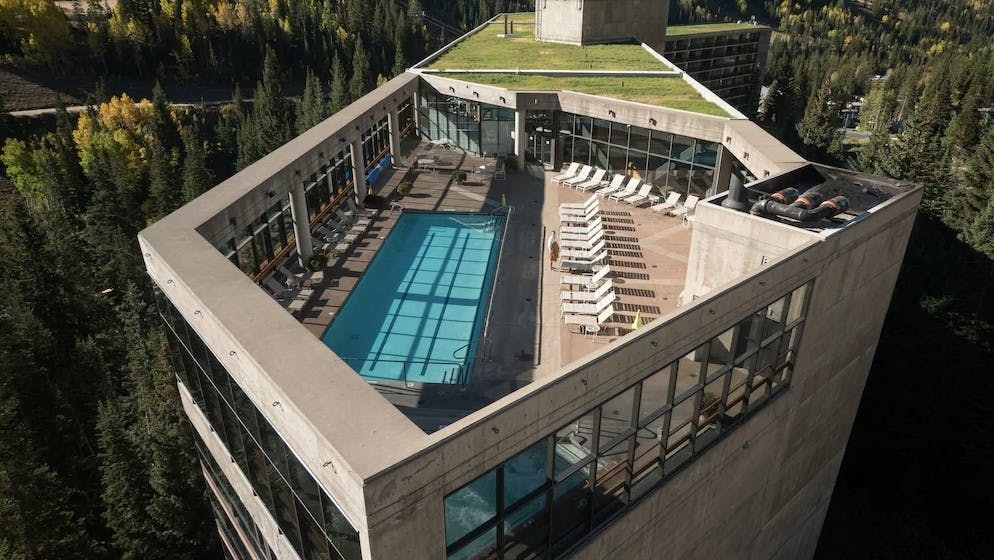 The rooftop pool and spa at The Cliff Lodge Snowbird