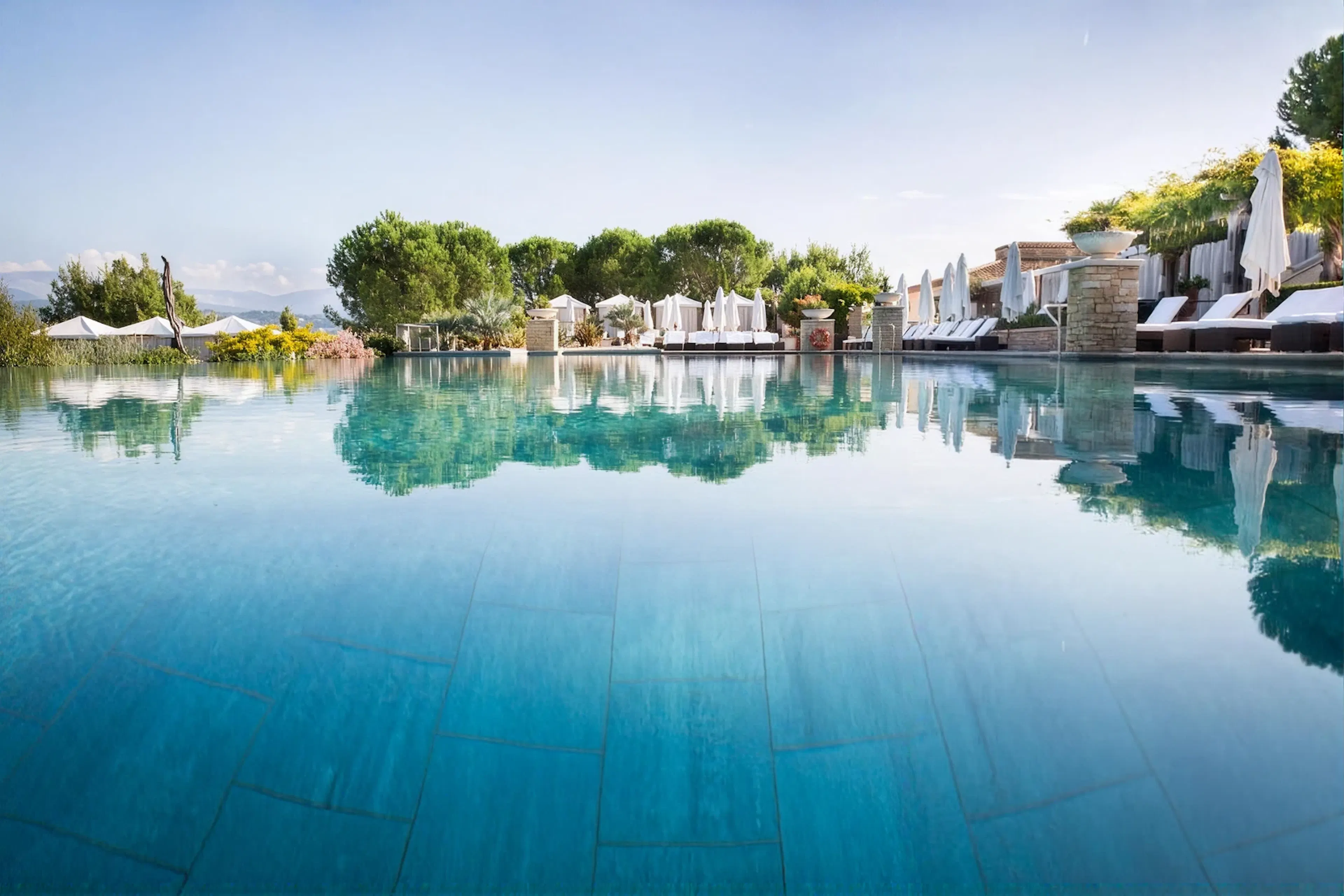 Piscine à débordement d'un hôtel