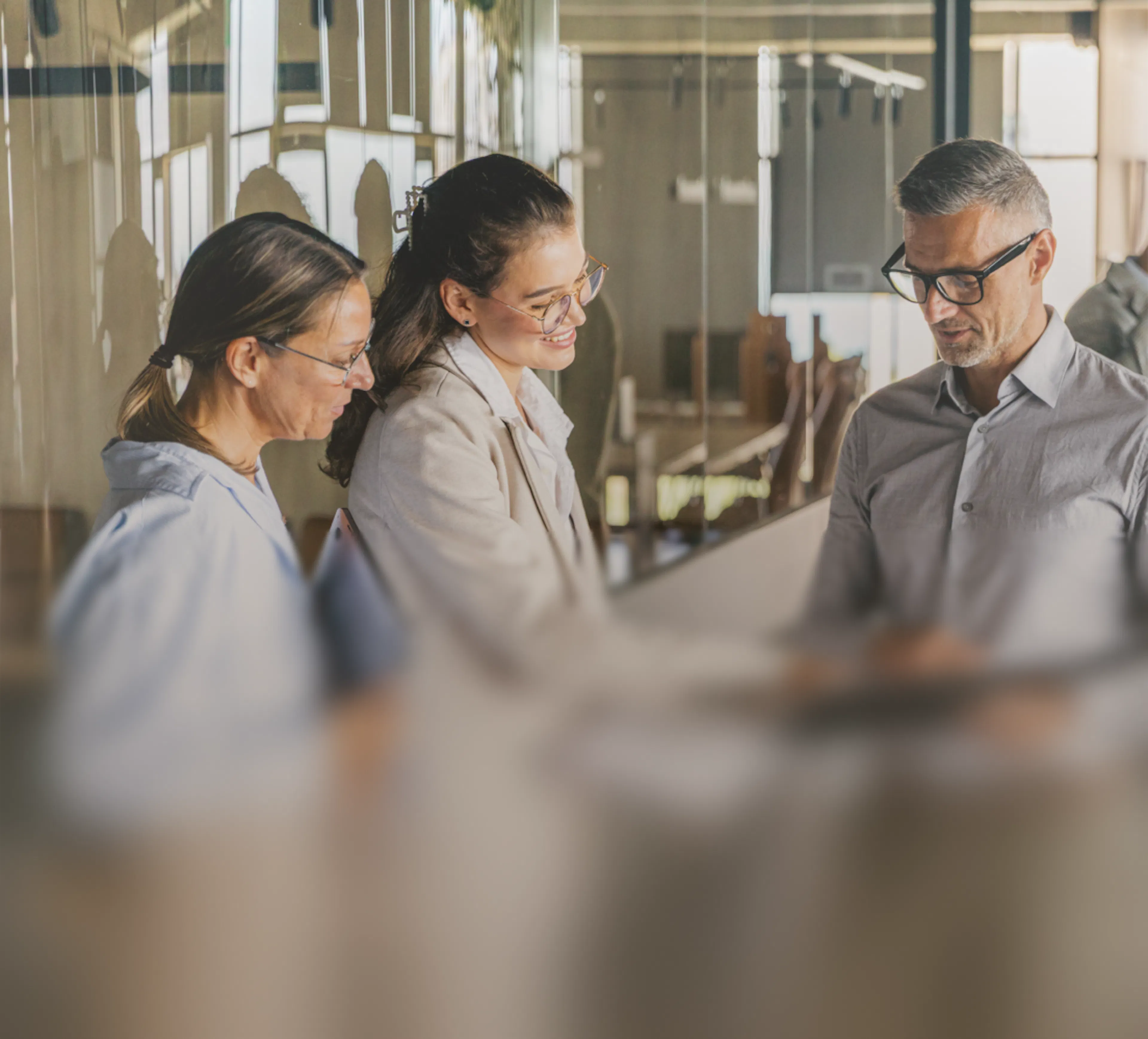 Collaborateurs en échange dans un atelier