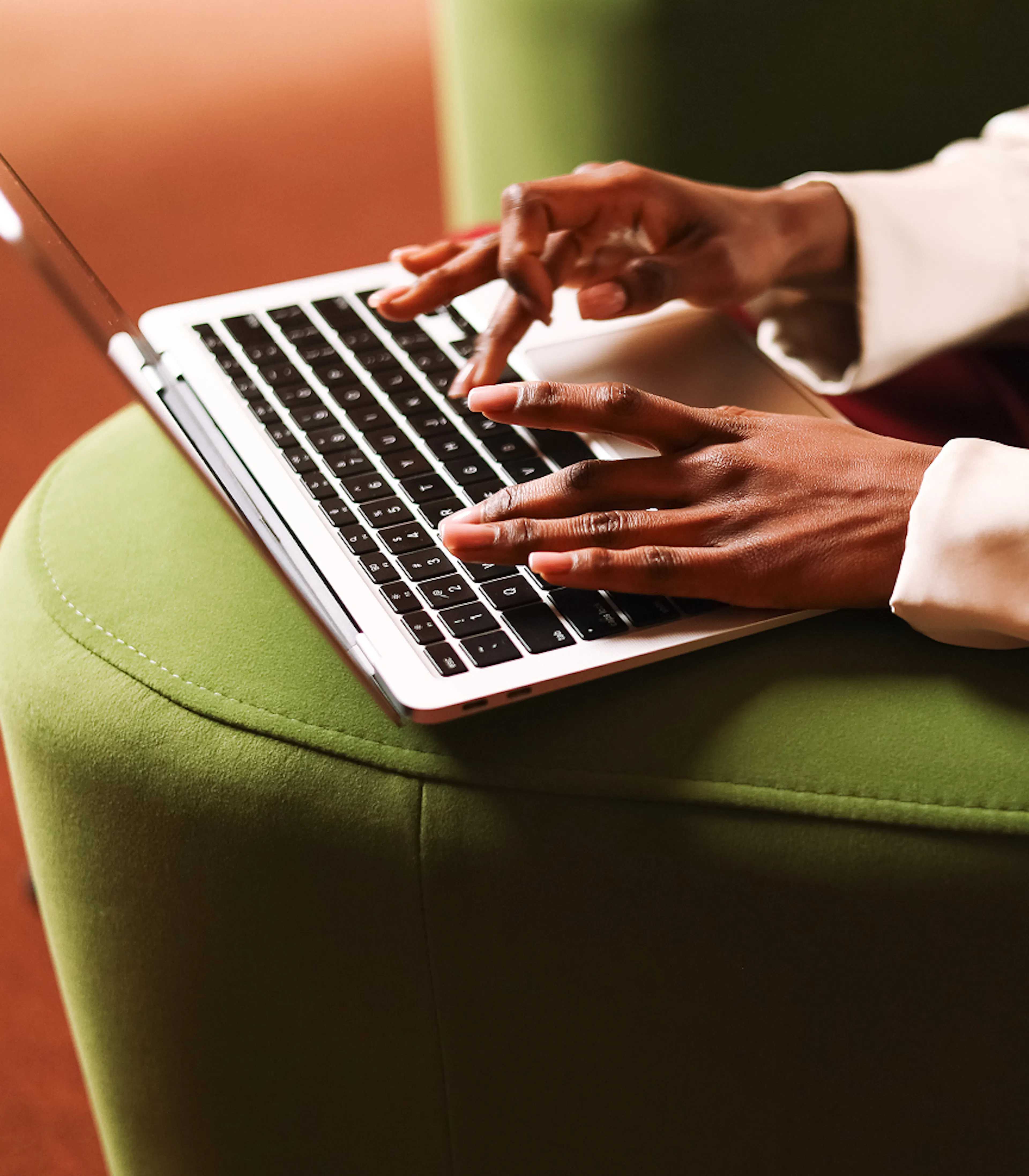 Mains sur le clavier d'un ordinateur portable