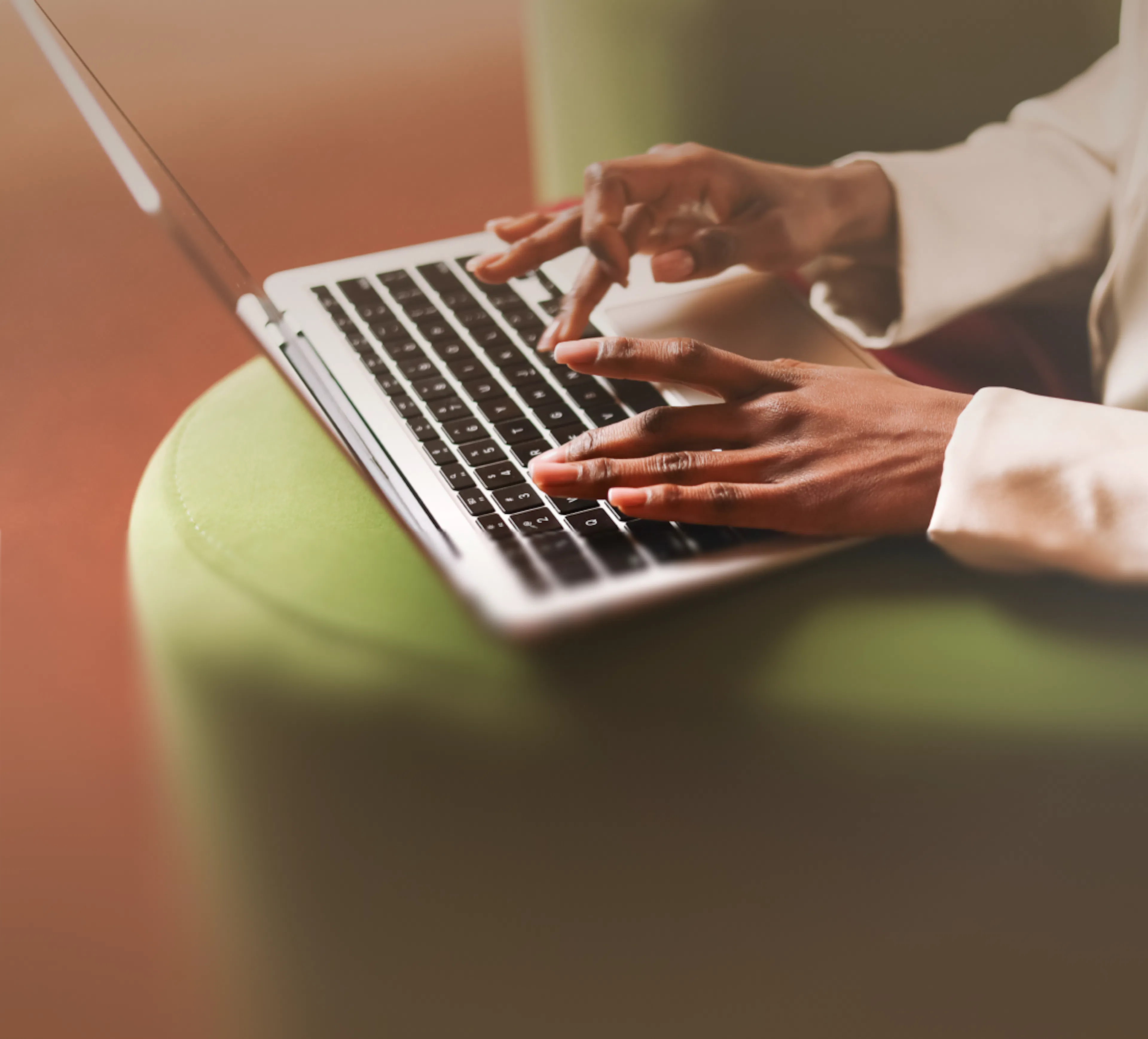 Mains sur le clavier d'un ordinateur portable