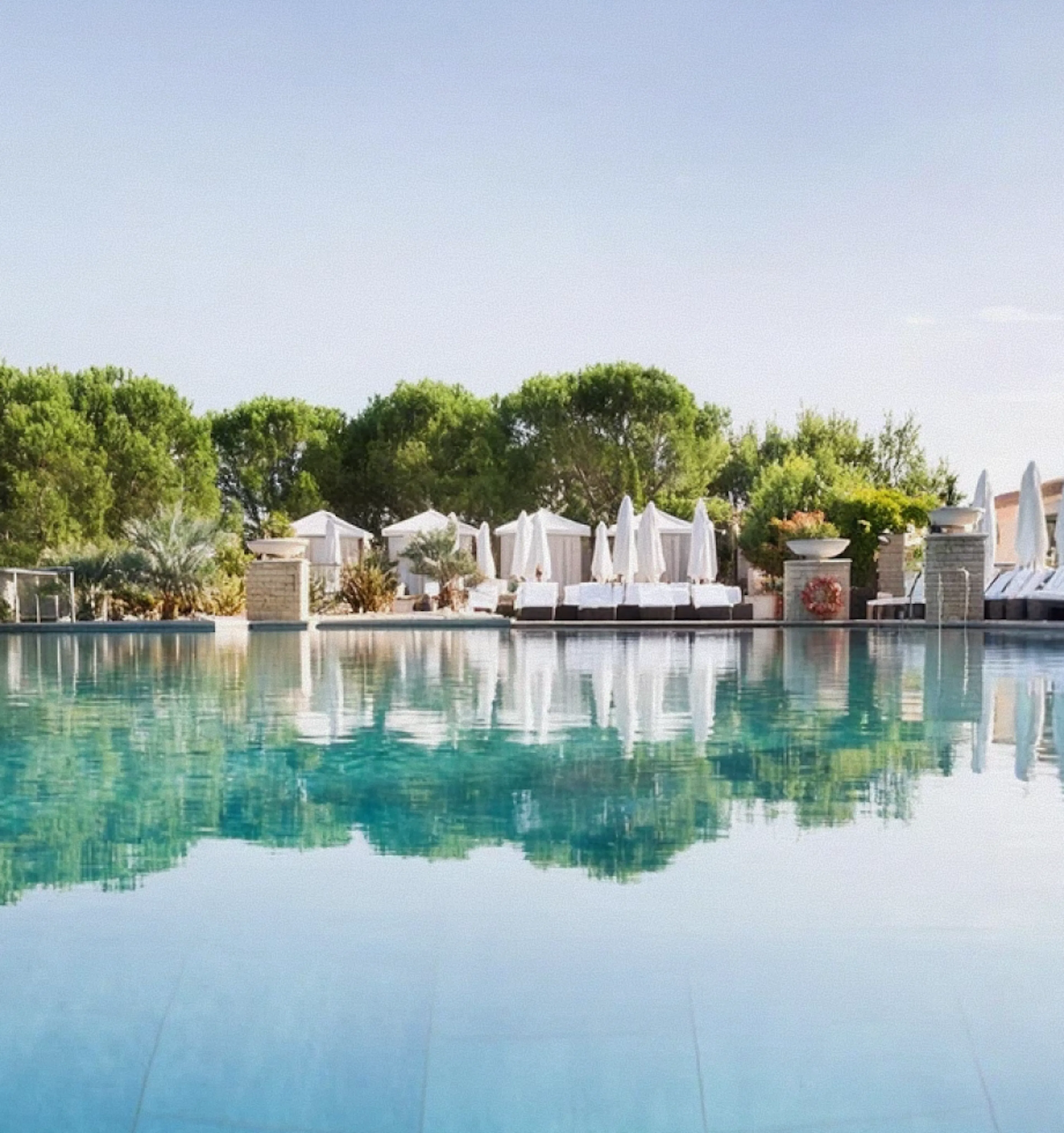 Piscine à débordement d'un hôtel