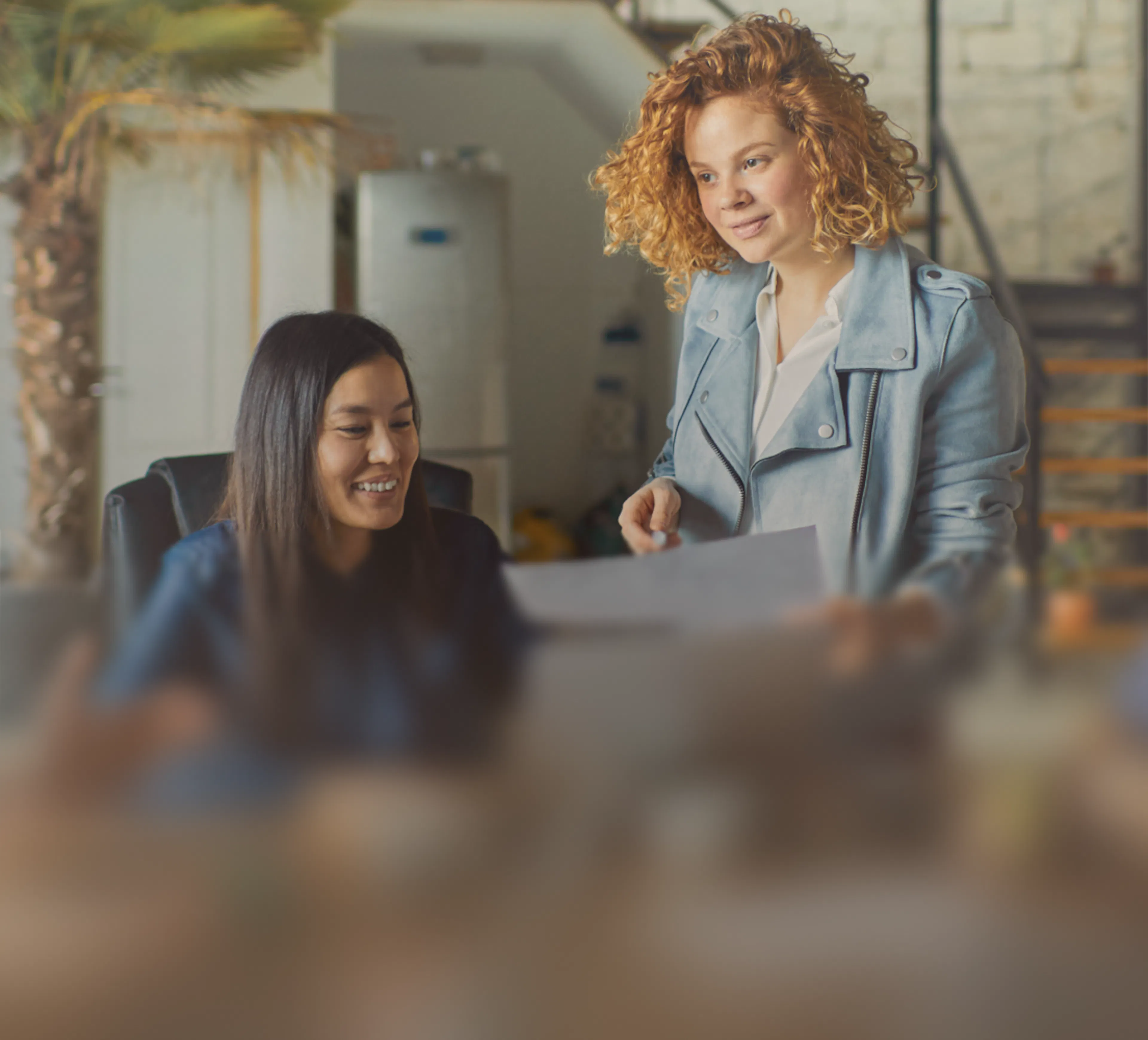 Deux collaboratrices échangent dans un bureau