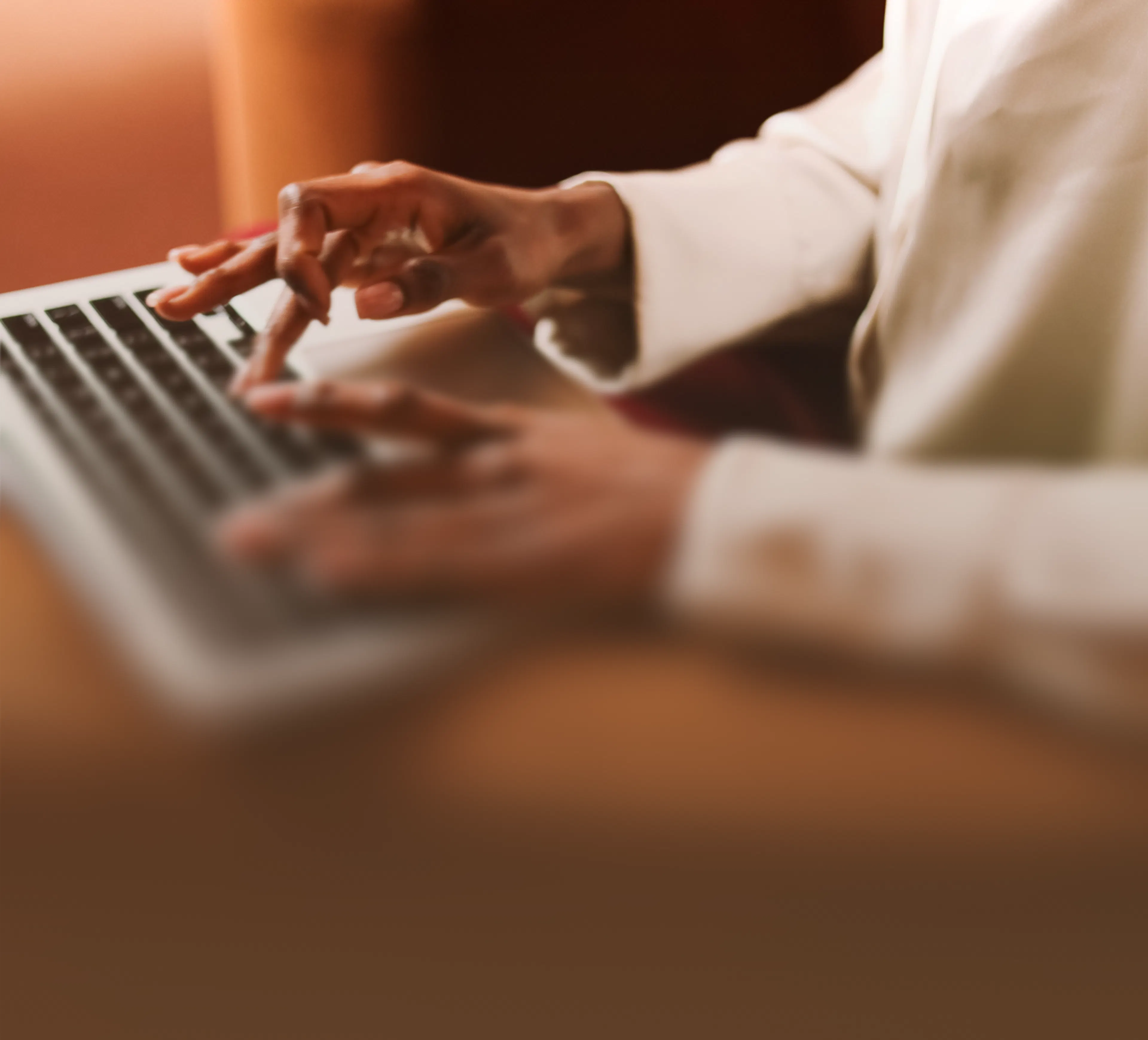 zoom sur des mains qui rédigent sur un clavier