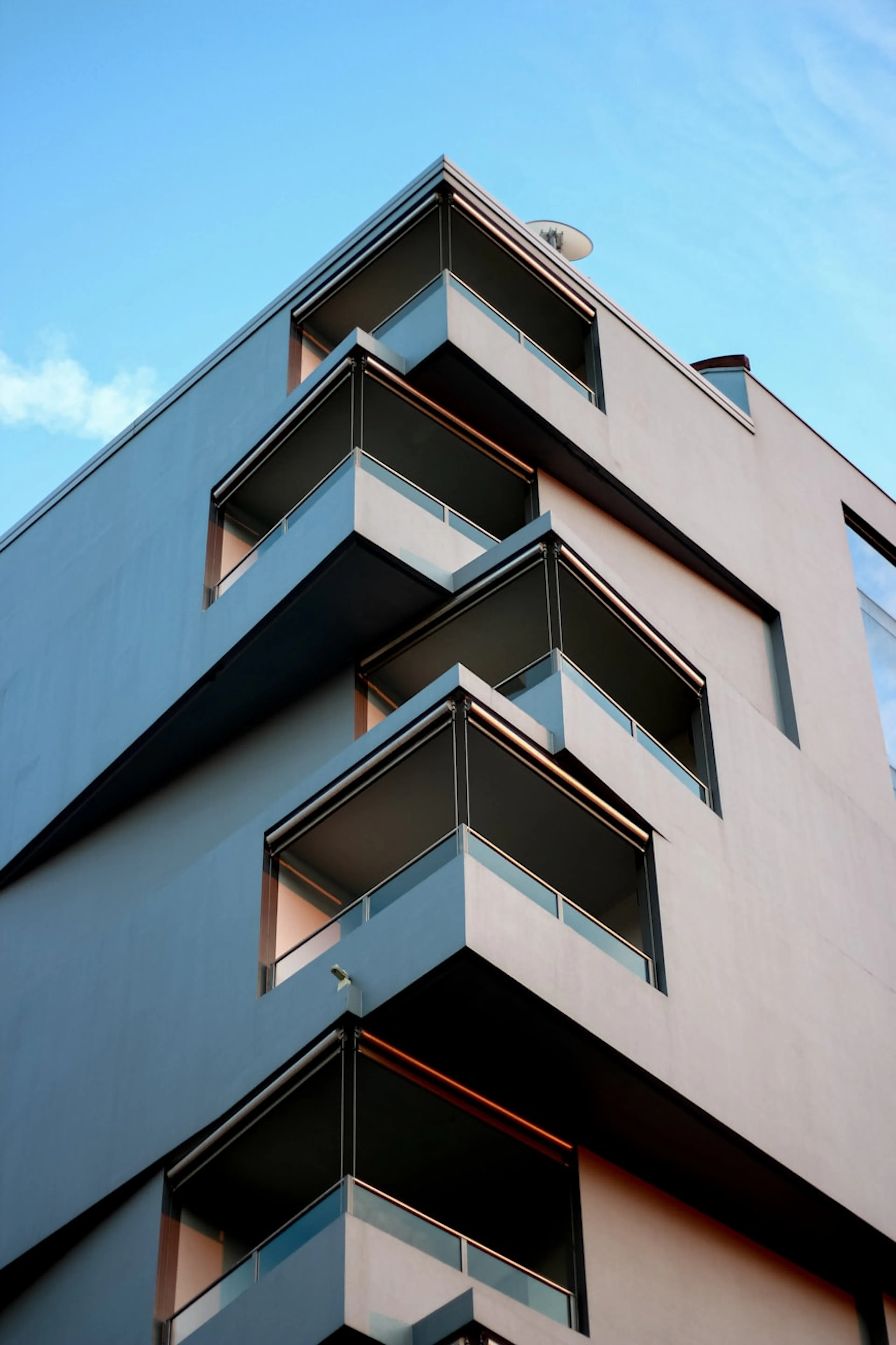 Façade d'un immeuble résidentiel moderne avec balcons