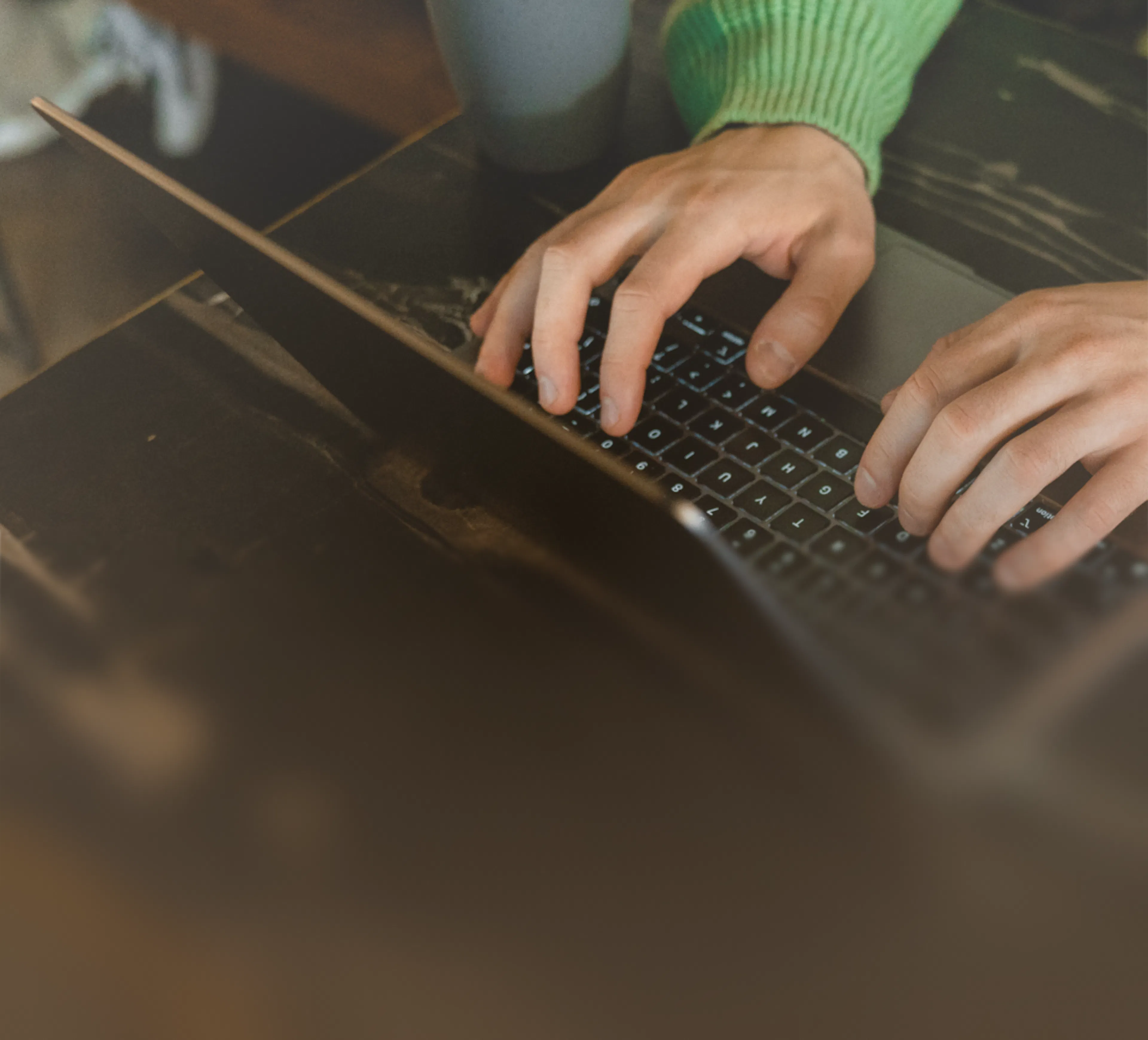 Mains sur le clavier d'un ordinateur portable