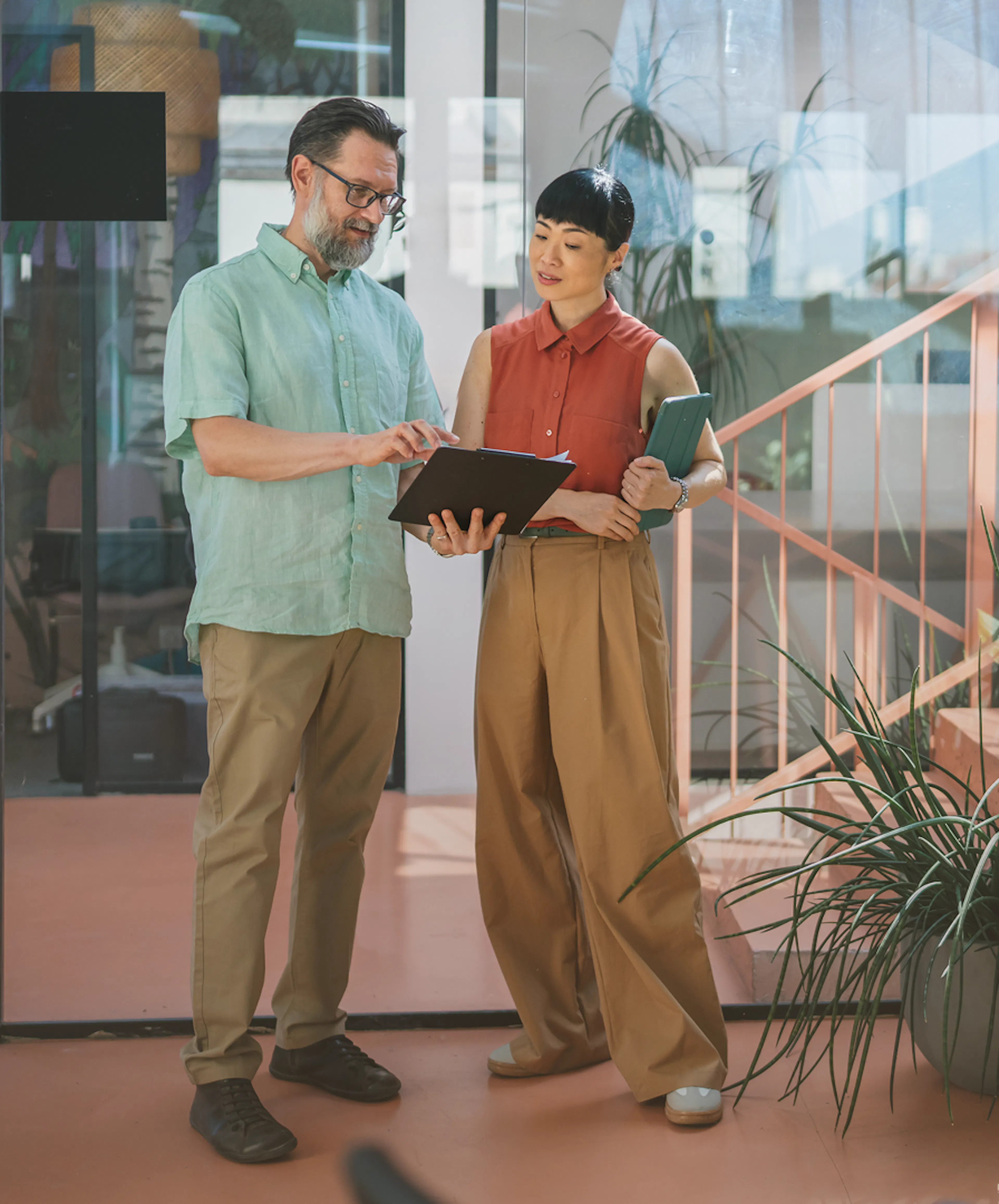 Deux collaborateurs consultent une tablette