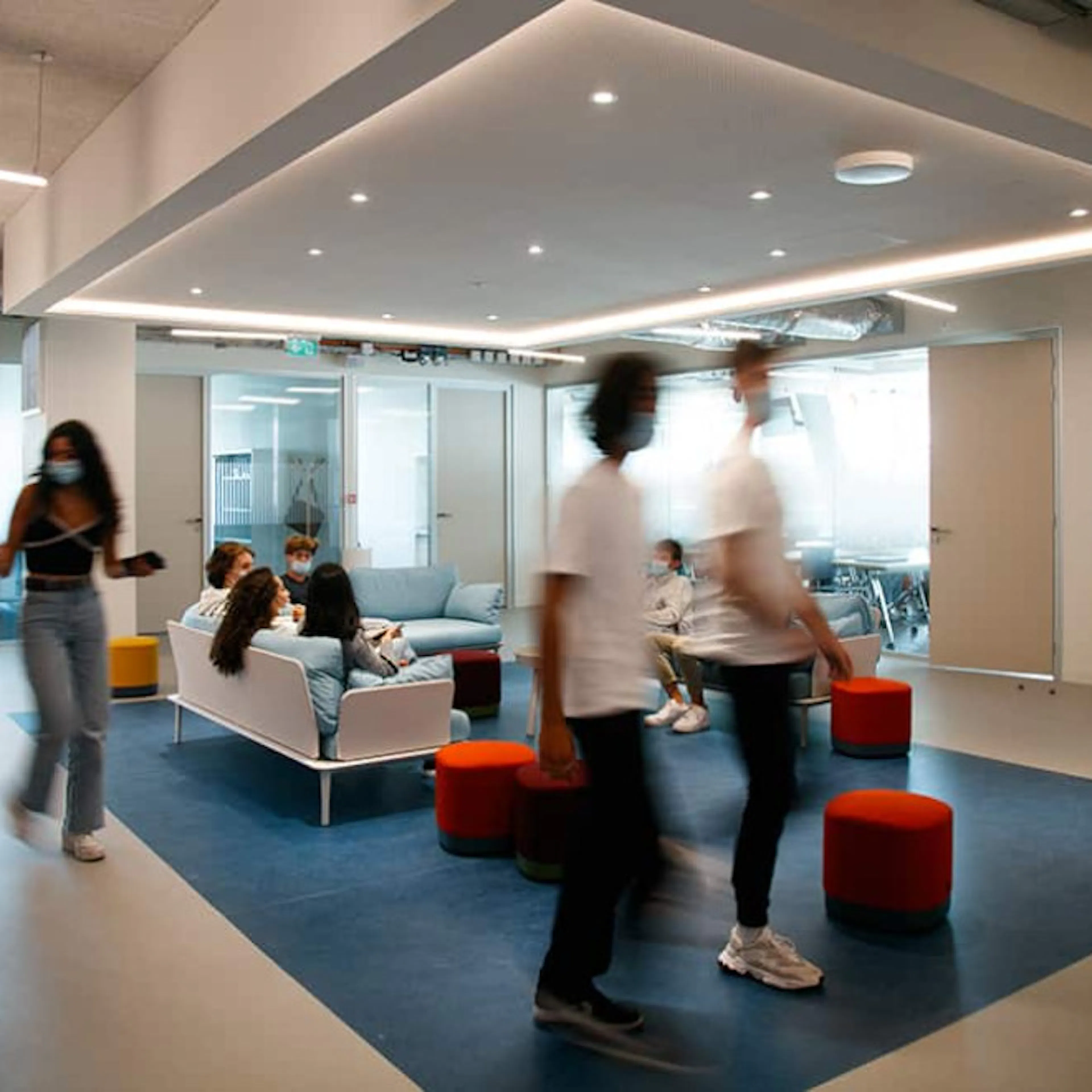 Étudiants dans un espace de détente du campus NEOMA