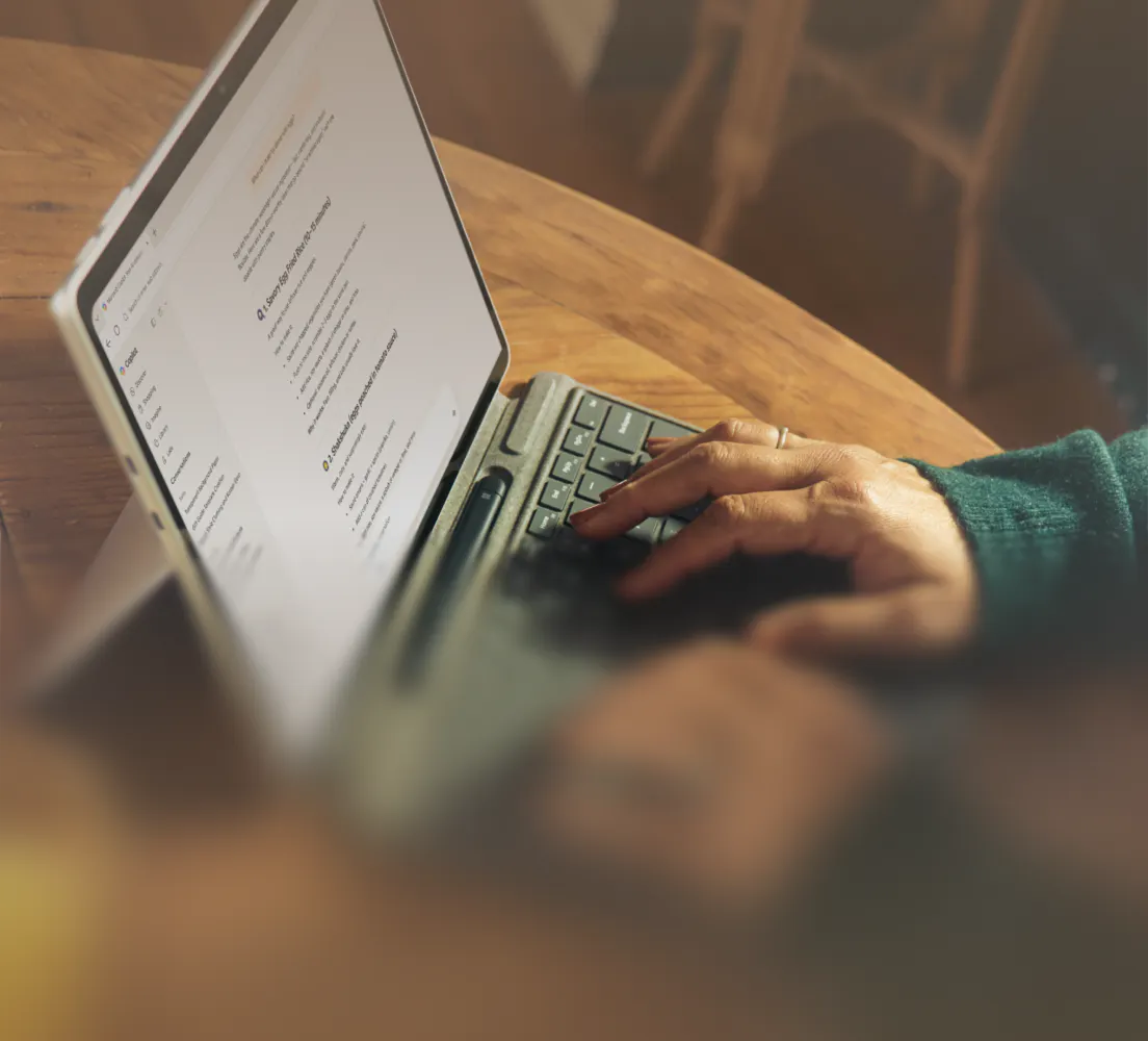 Collaborateur qui travaille sur un ordinateur portable