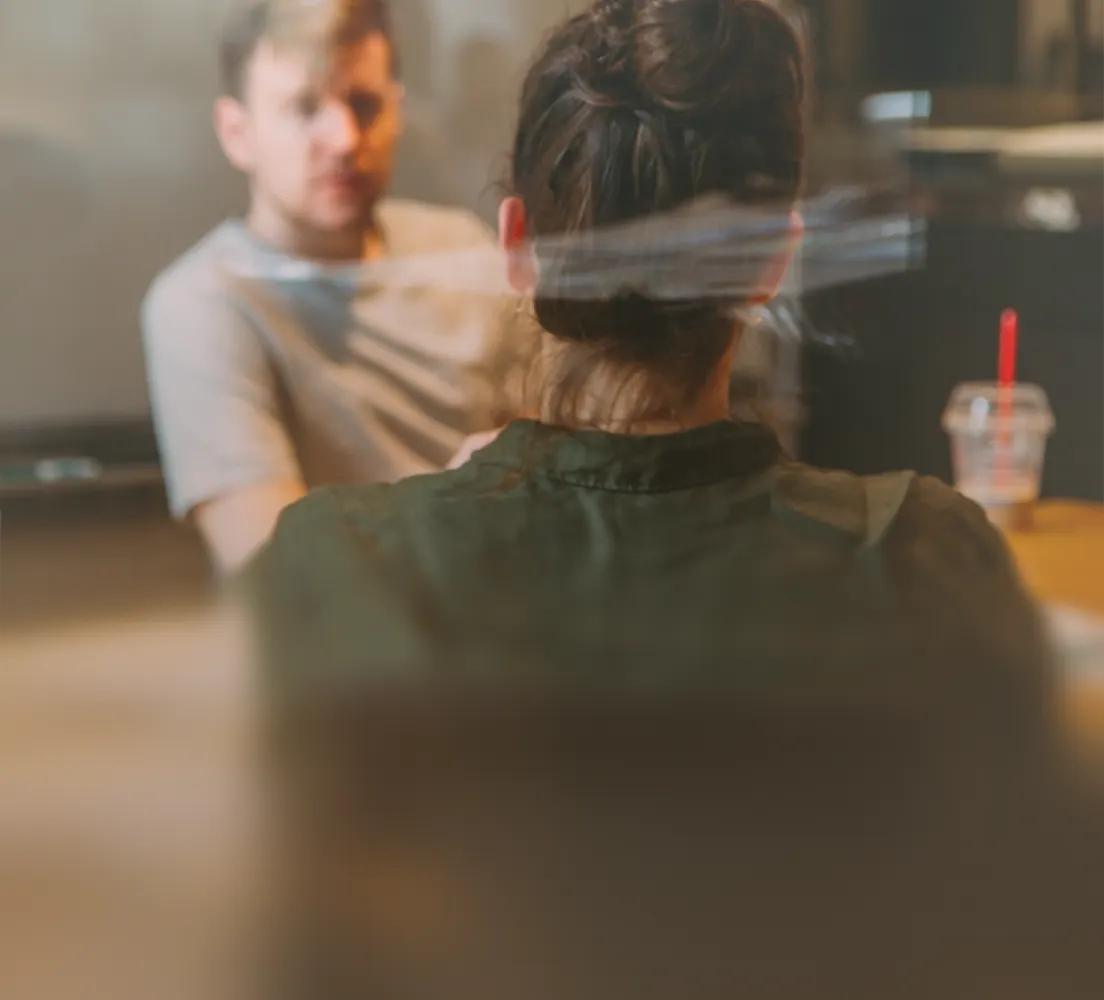 Deux collaborateurs en entretien